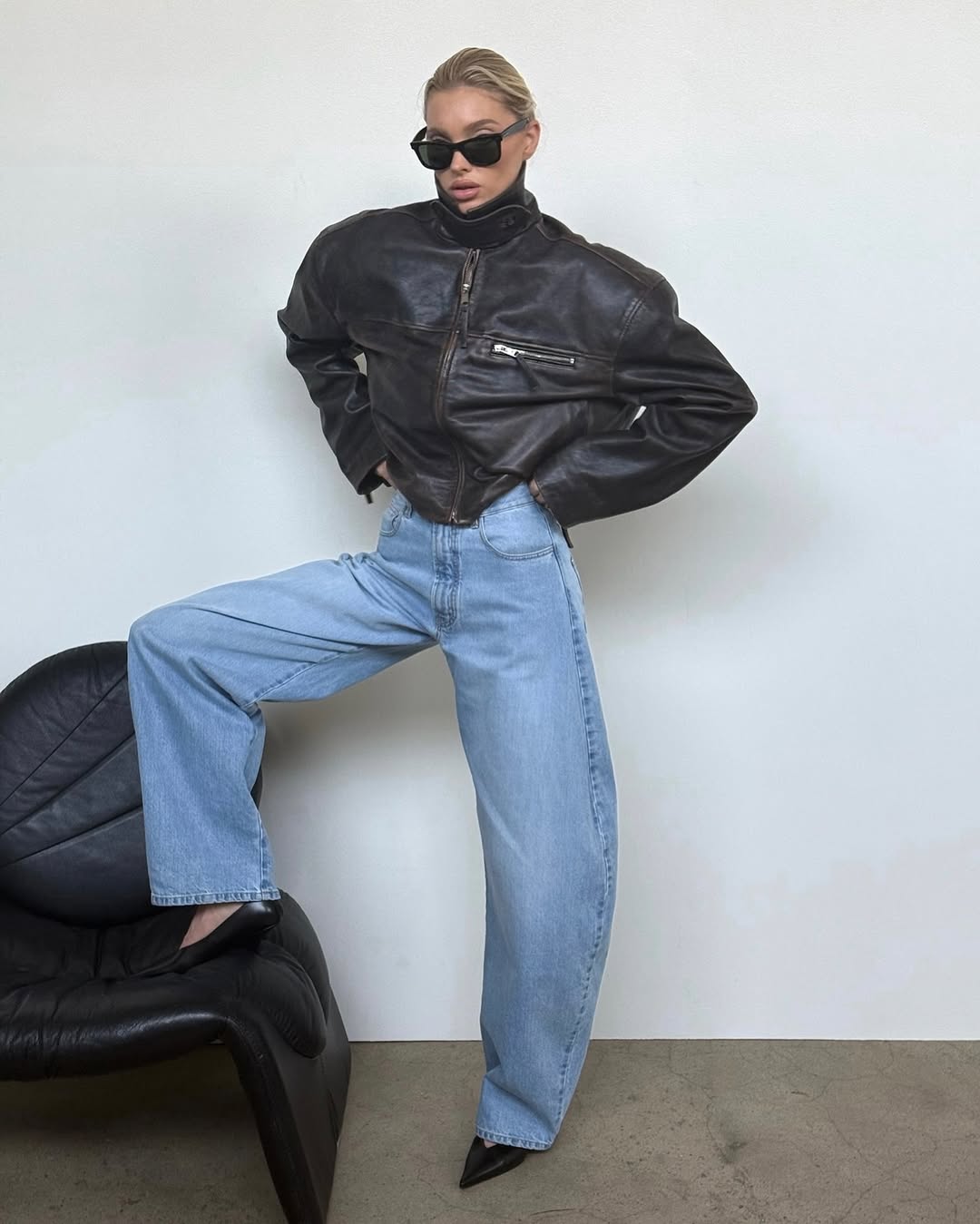 Tendência do jeans 'domina' as ruas da primavera de 2025 - Foto 9. Xu hướng denim 'làm chủ' đường phố mùa xuân 2025- Ảnh 9.