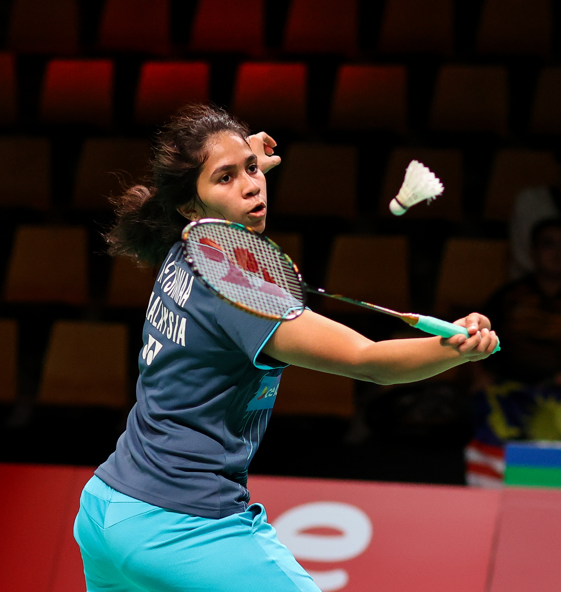 Opponent throws racket when losing to Nguyen Thuy Linh at Indonesia Masters badminton tournament - Photo 2.