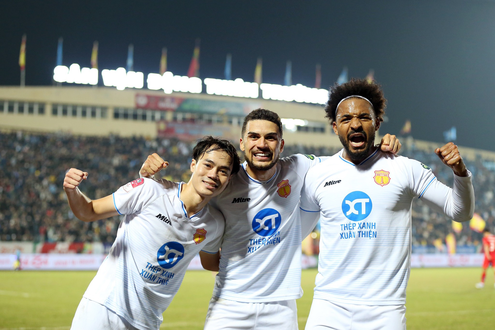 Ngoại binh Hendrio nói tiếng Việt cực đỉnh, khoe sắm đủ quất đào đón tết- Ảnh 1.