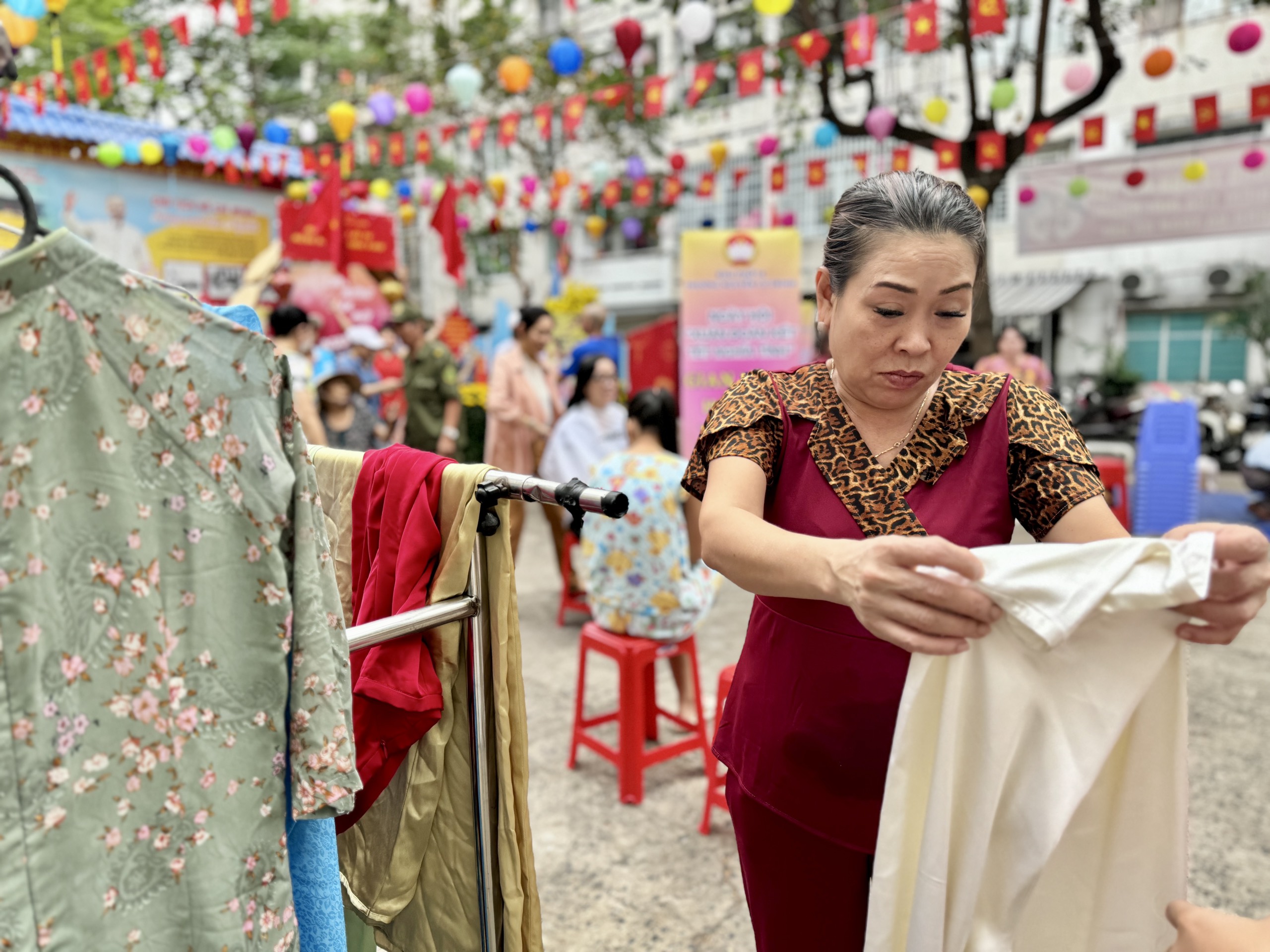 Chung cư TP.HCM ngày sát tết: Gói bánh chưng, cắt tóc miễn phí... trao yêu thương- Ảnh 3.