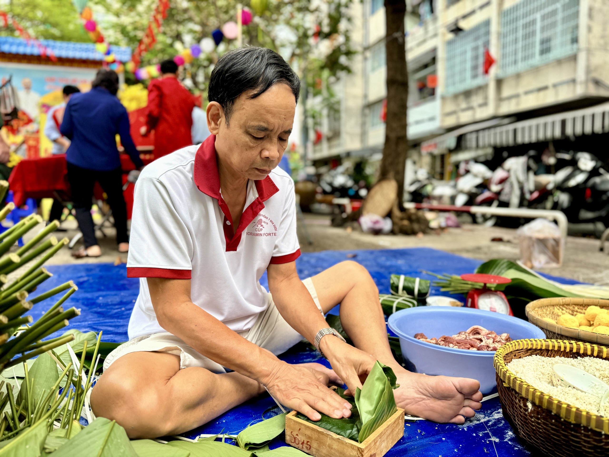 Chung cư TP.HCM ngày sát tết: Gói bánh chưng, cắt tóc miễn phí... trao yêu thương- Ảnh 4.