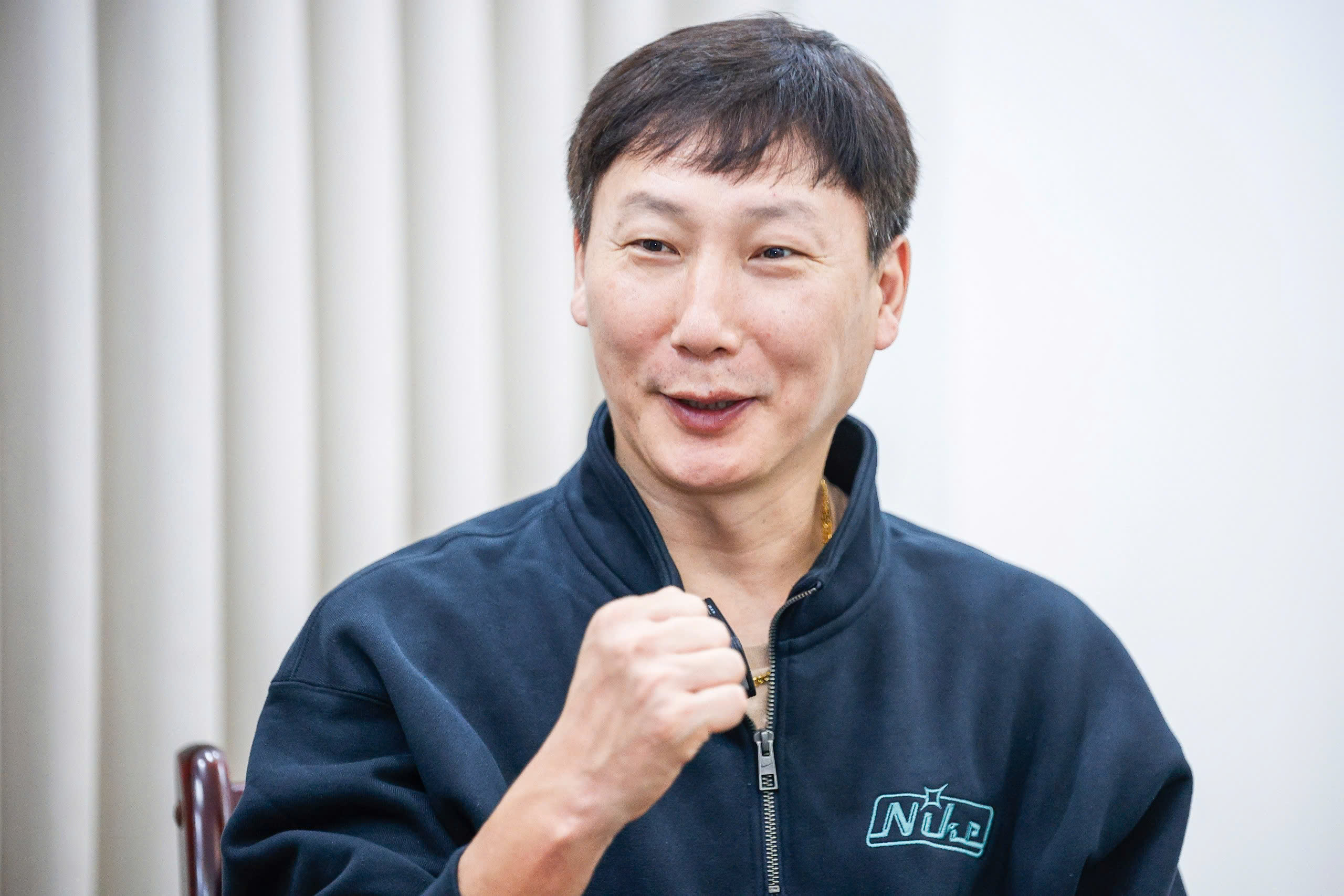 Coach Kim Sang-sik in an interview with Thanh Nien Newspaper after returning from Thailand