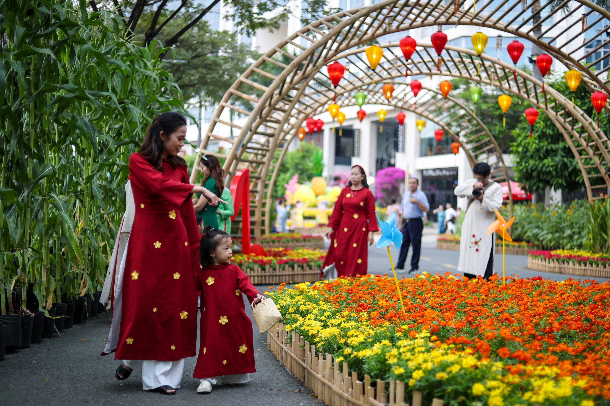 Chiều nay đường hoa 'khu nhà giàu' Phú Mỹ Hưng ra mắt: Người dân TP.HCM nô nức check-in- Ảnh 8.