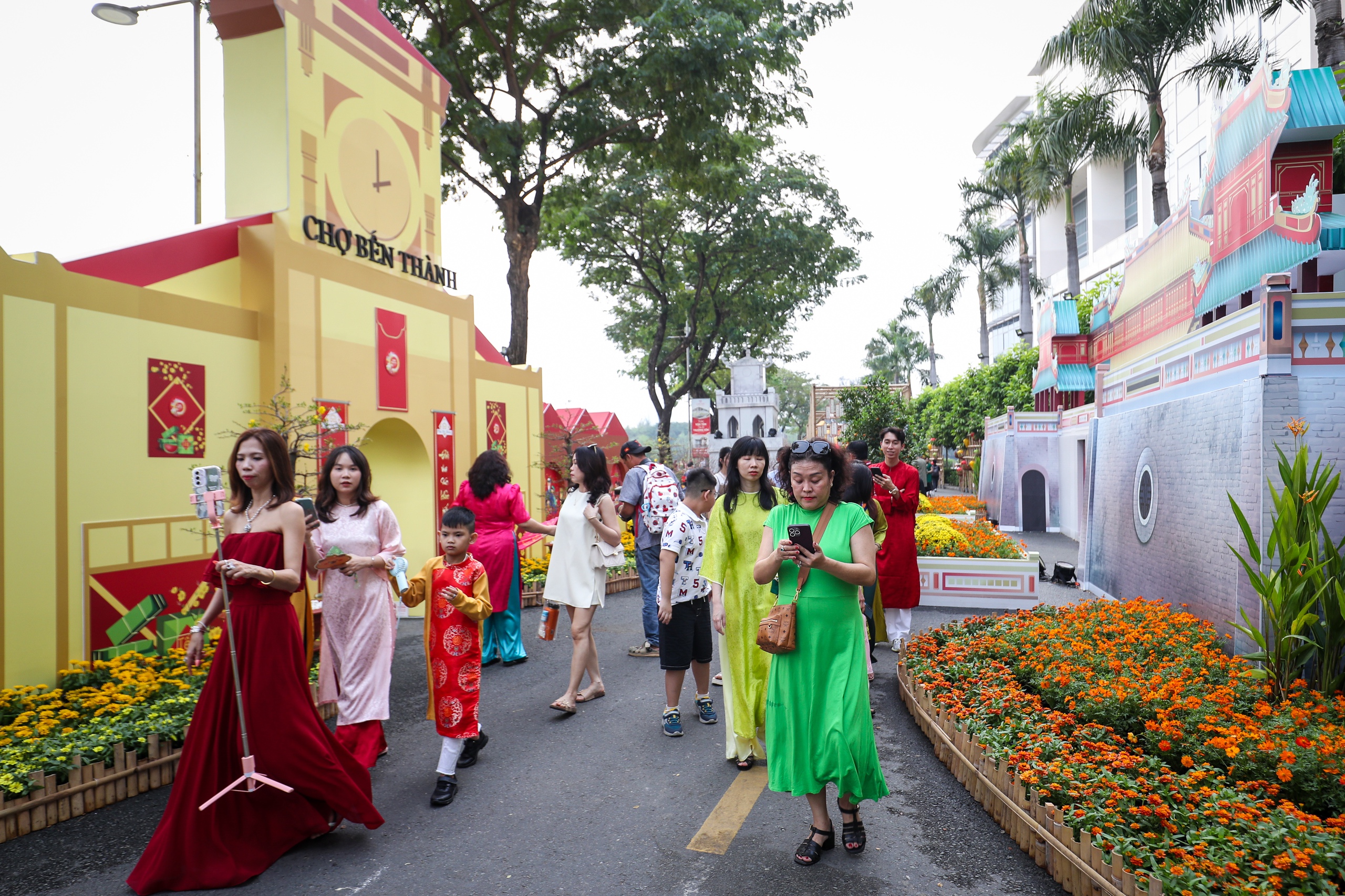 Chiều nay đường hoa 'khu nhà giàu' Phú Mỹ Hưng ra mắt: Người dân TP.HCM nô nức check-in- Ảnh 5.