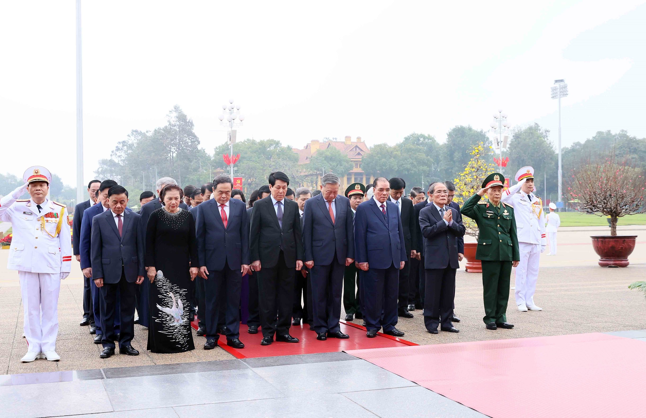 Lãnh đạo Đảng, Nhà nước viếng Chủ tịch Hồ Chí Minh nhân dịp tết Ất Tỵ 2025- Ảnh 2.