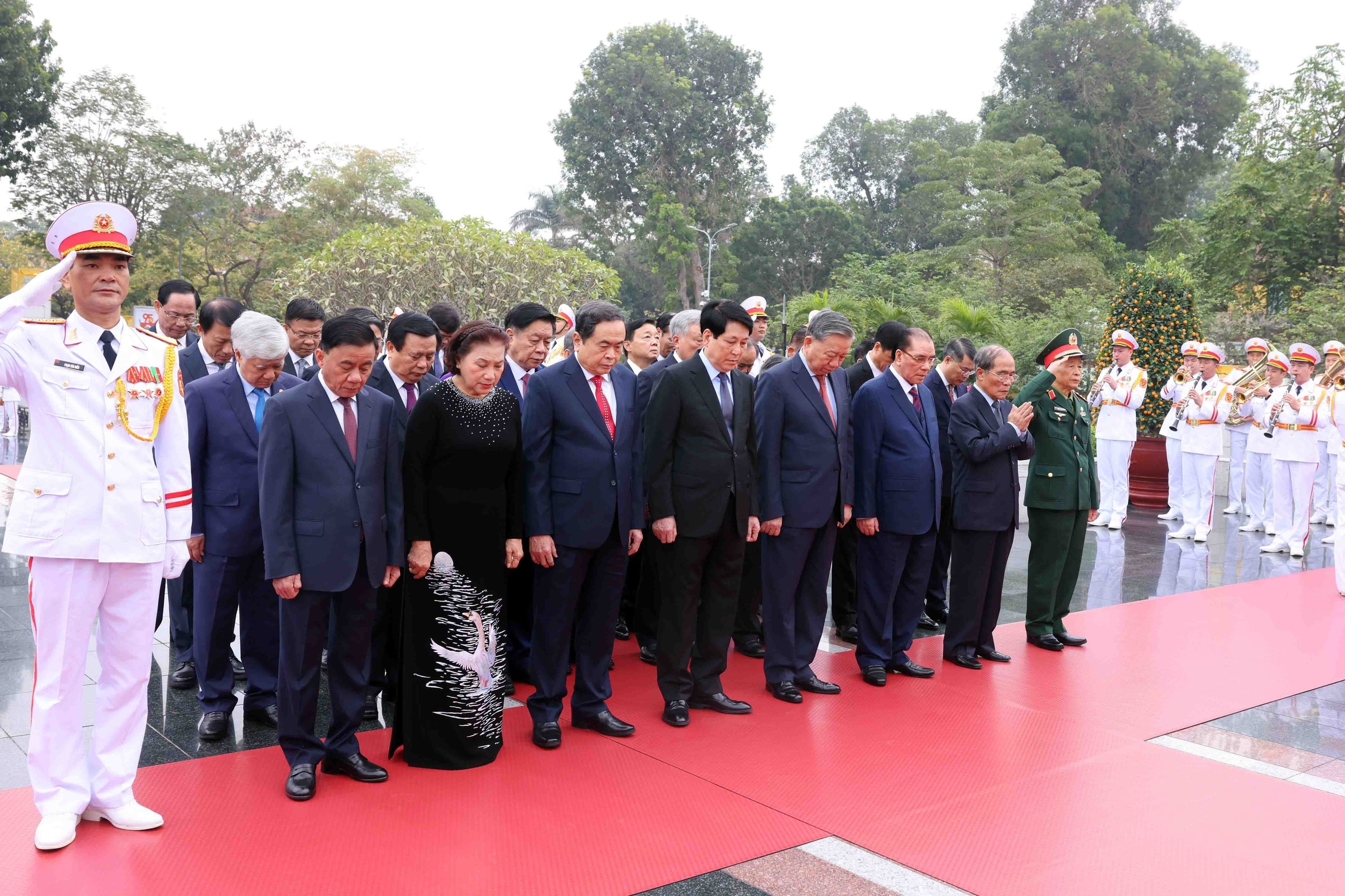 Lãnh đạo Đảng, Nhà nước viếng Chủ tịch Hồ Chí Minh nhân dịp tết Ất Tỵ 2025- Ảnh 6.