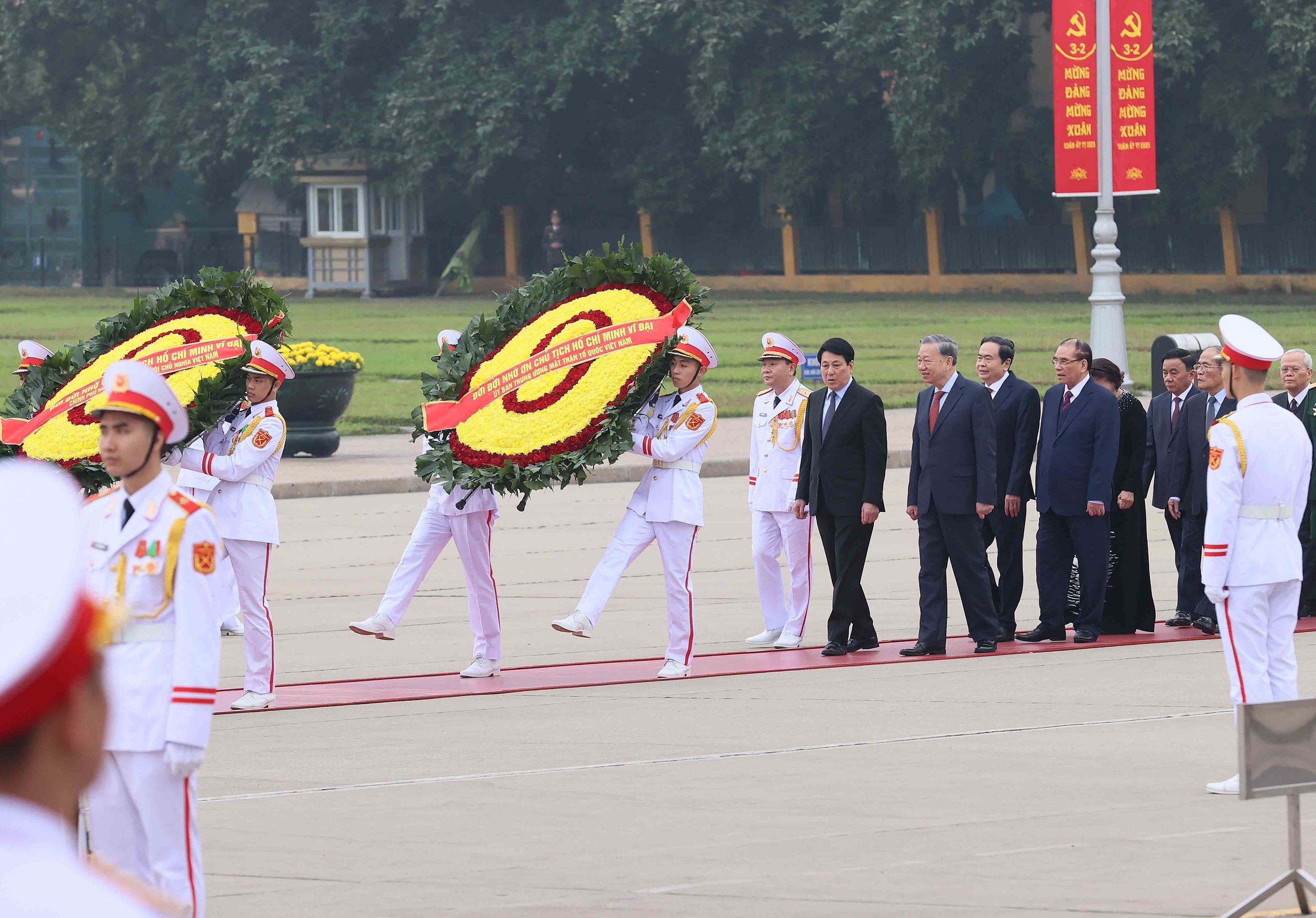 Lãnh đạo Đảng, Nhà nước viếng Chủ tịch Hồ Chí Minh nhân dịp tết Ất Tỵ 2025- Ảnh 1.