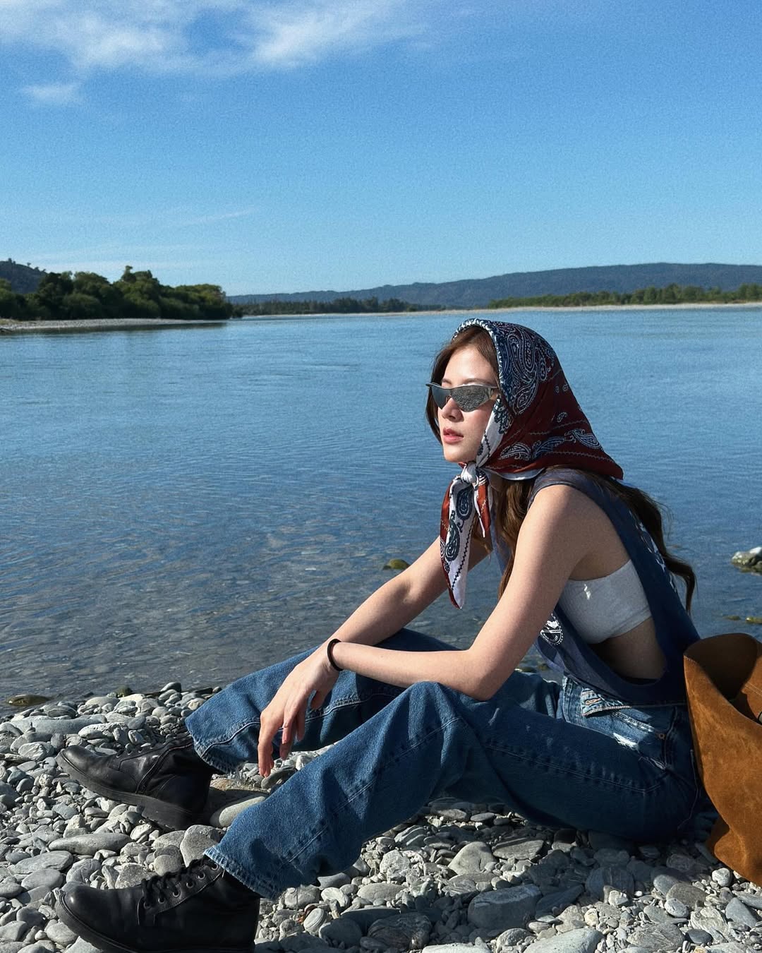 Tendência do jeans 'domina' as ruas da primavera de 2025 - Foto 1. Xu hướng denim 'làm chủ' đường phố mùa xuân 2025- Ảnh 1.