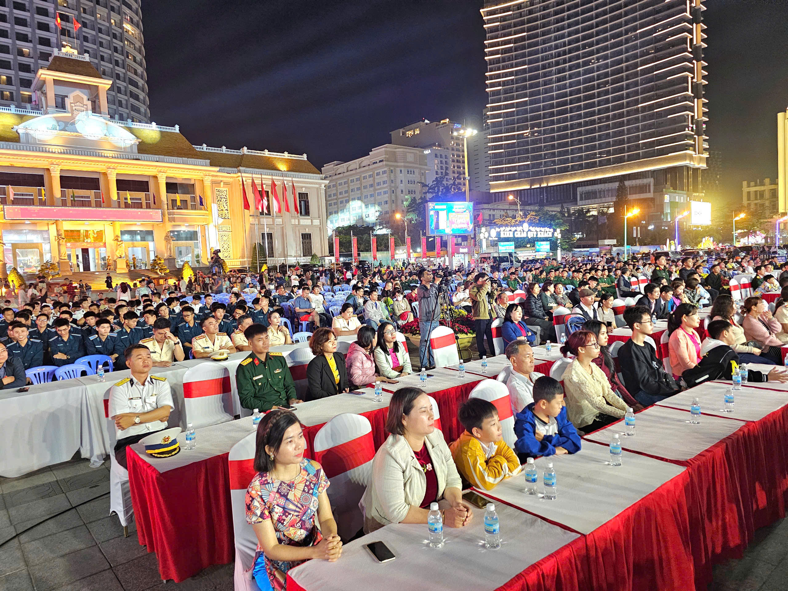 Tỉnh Khánh Hòa chúc Tết Nguyên đán Ất Tỵ đến quân và dân huyện đảo Trường Sa- Ảnh 3.
