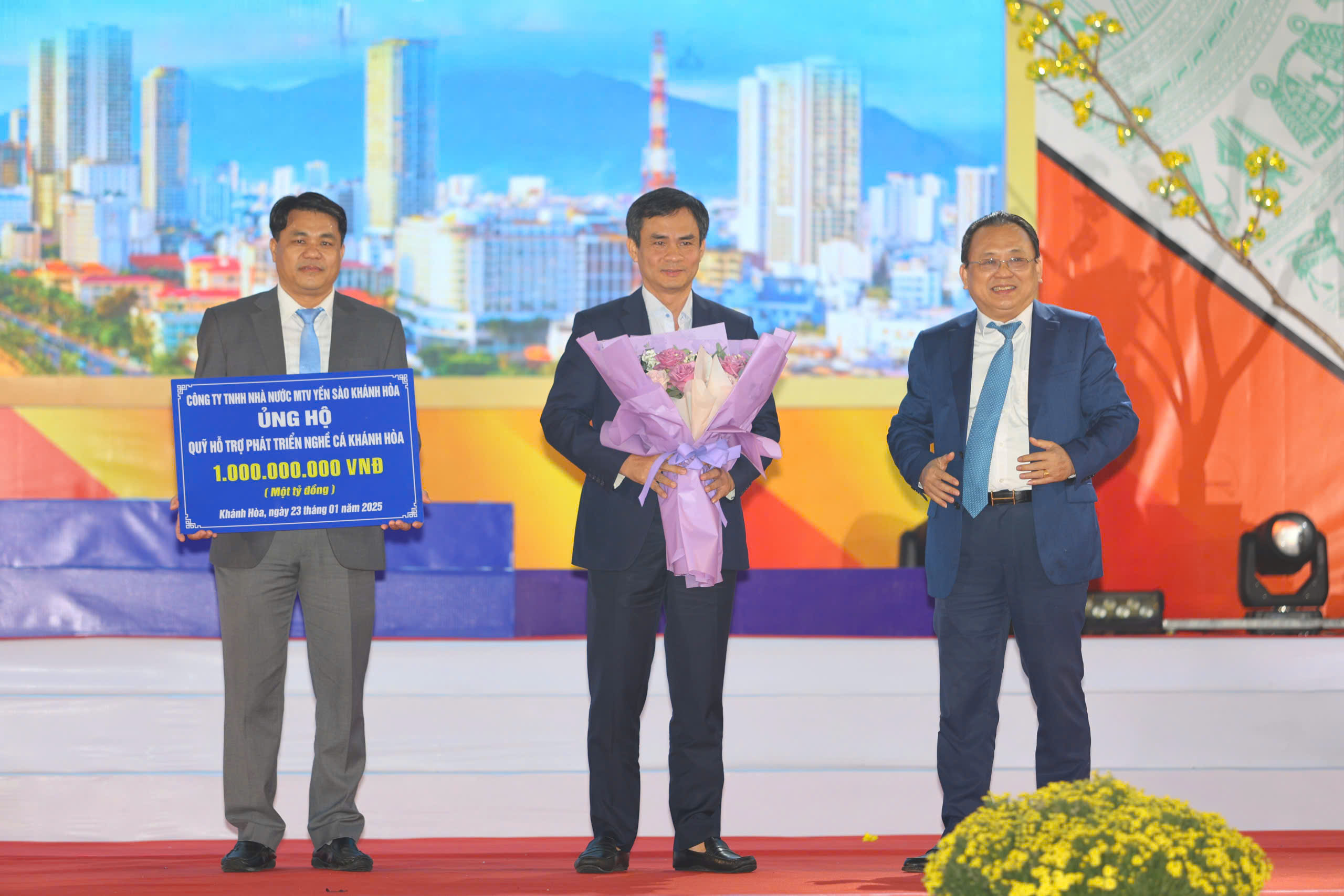 Tỉnh Khánh Hòa chúc Tết Nguyên đán Ất Tỵ đến quân và dân huyện đảo Trường Sa- Ảnh 7.