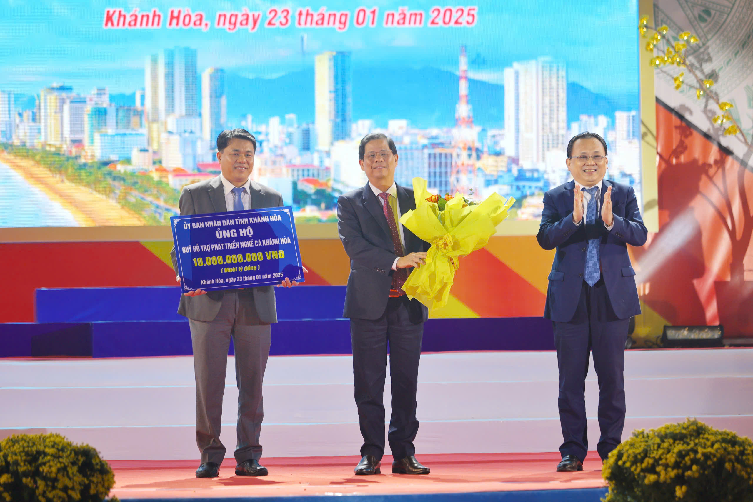 Tỉnh Khánh Hòa chúc Tết Nguyên đán Ất Tỵ đến quân và dân huyện đảo Trường Sa- Ảnh 6.