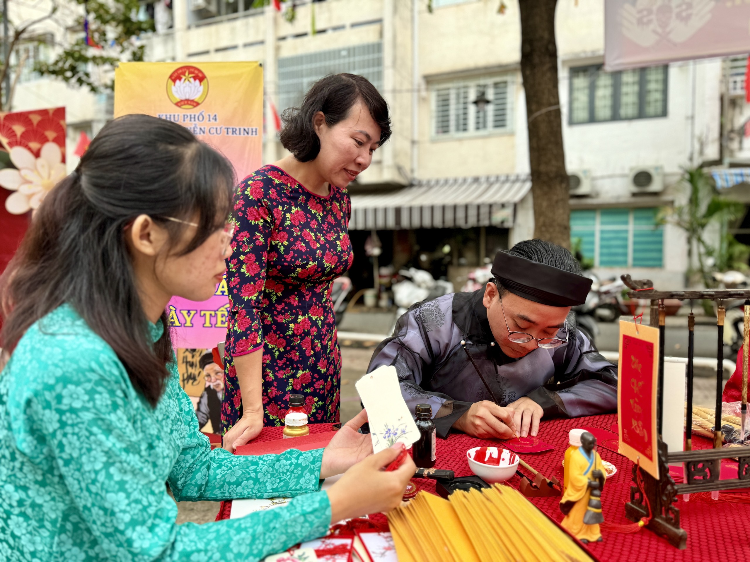 Chung cư TP.HCM ngày sát tết: Gói bánh chưng, cắt tóc miễn phí... trao yêu thương- Ảnh 7.