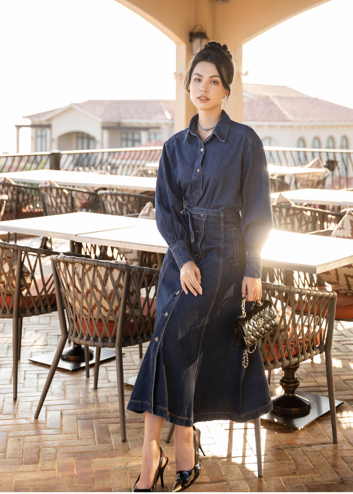 ڈینم اسکرٹس، سلپس... زیادہ خوبصورت ورژن کے ساتھ دوبارہ مقبول ہو گئے ہیں - تصویر 2۔ Váy denim, slip... trở lại thịnh hành với phiên bản trang nhã hơn- Ảnh 2.