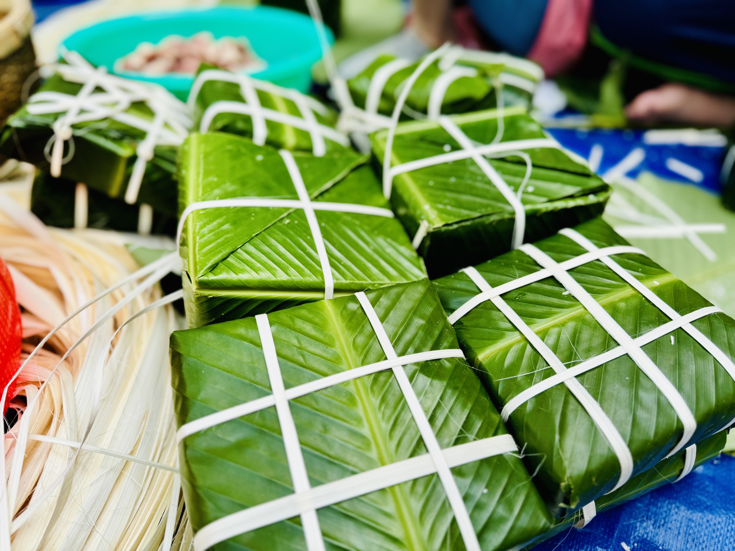 Chung cư TP.HCM ngày sát tết: Gói bánh chưng, cắt tóc miễn phí... trao yêu thương- Ảnh 6.