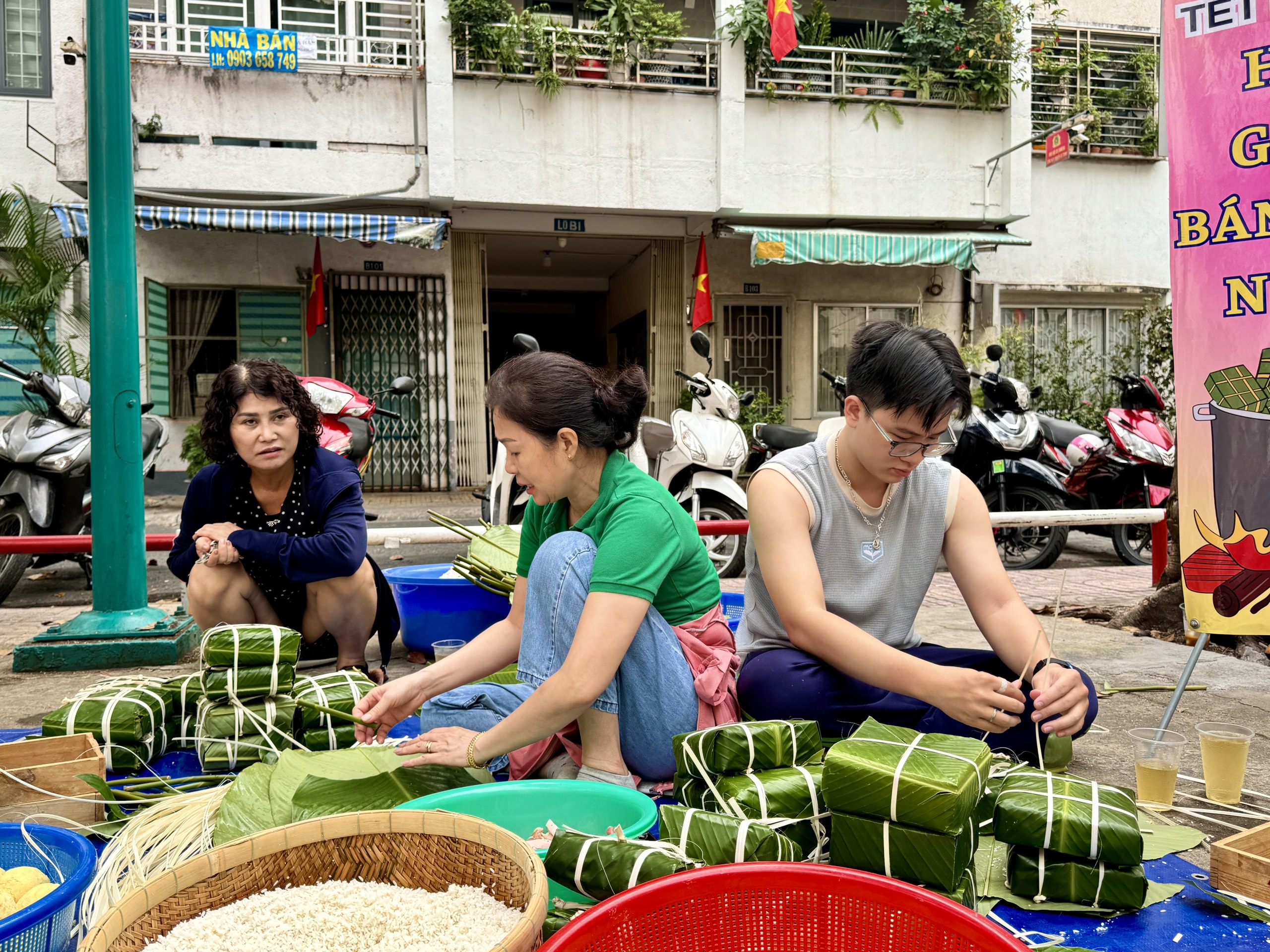 Chung cư TP.HCM ngày sát tết: Gói bánh chưng, cắt tóc miễn phí... trao yêu thương- Ảnh 8.