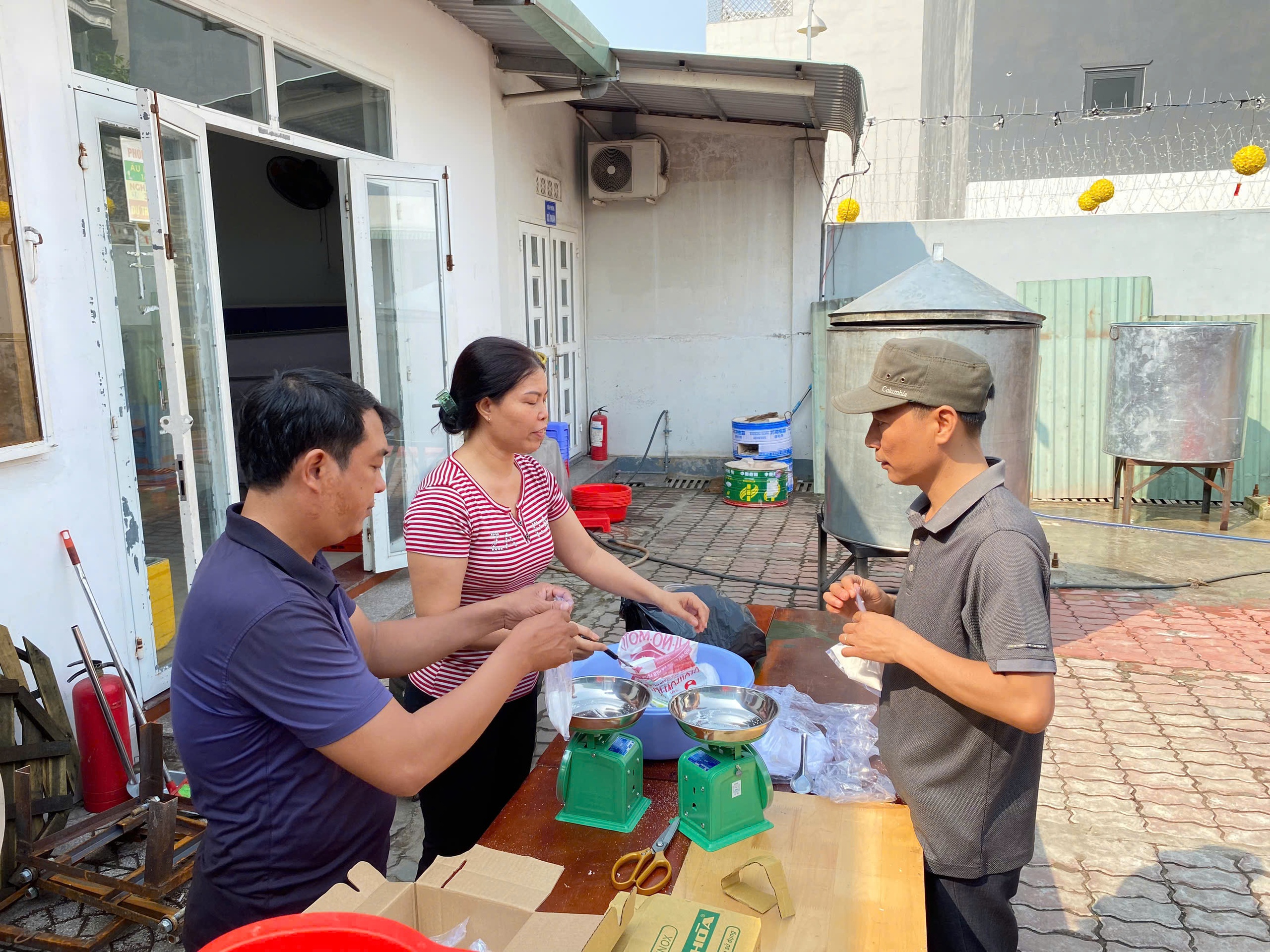 Người Công giáo ở TP.HCM cùng nhau gói bánh chưng, không khí tết tràn ngập nhà thờ- Ảnh 4.