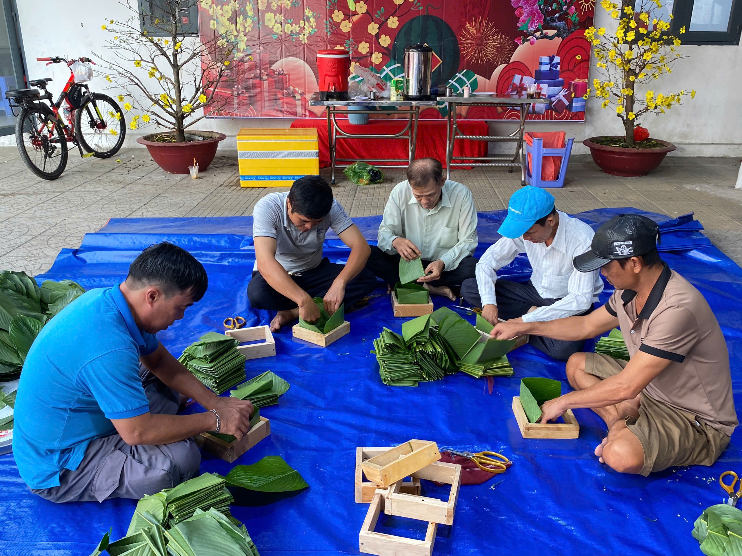 Người Công giáo ở TP.HCM cùng nhau gói bánh chưng, không khí tết tràn ngập nhà thờ- Ảnh 3.