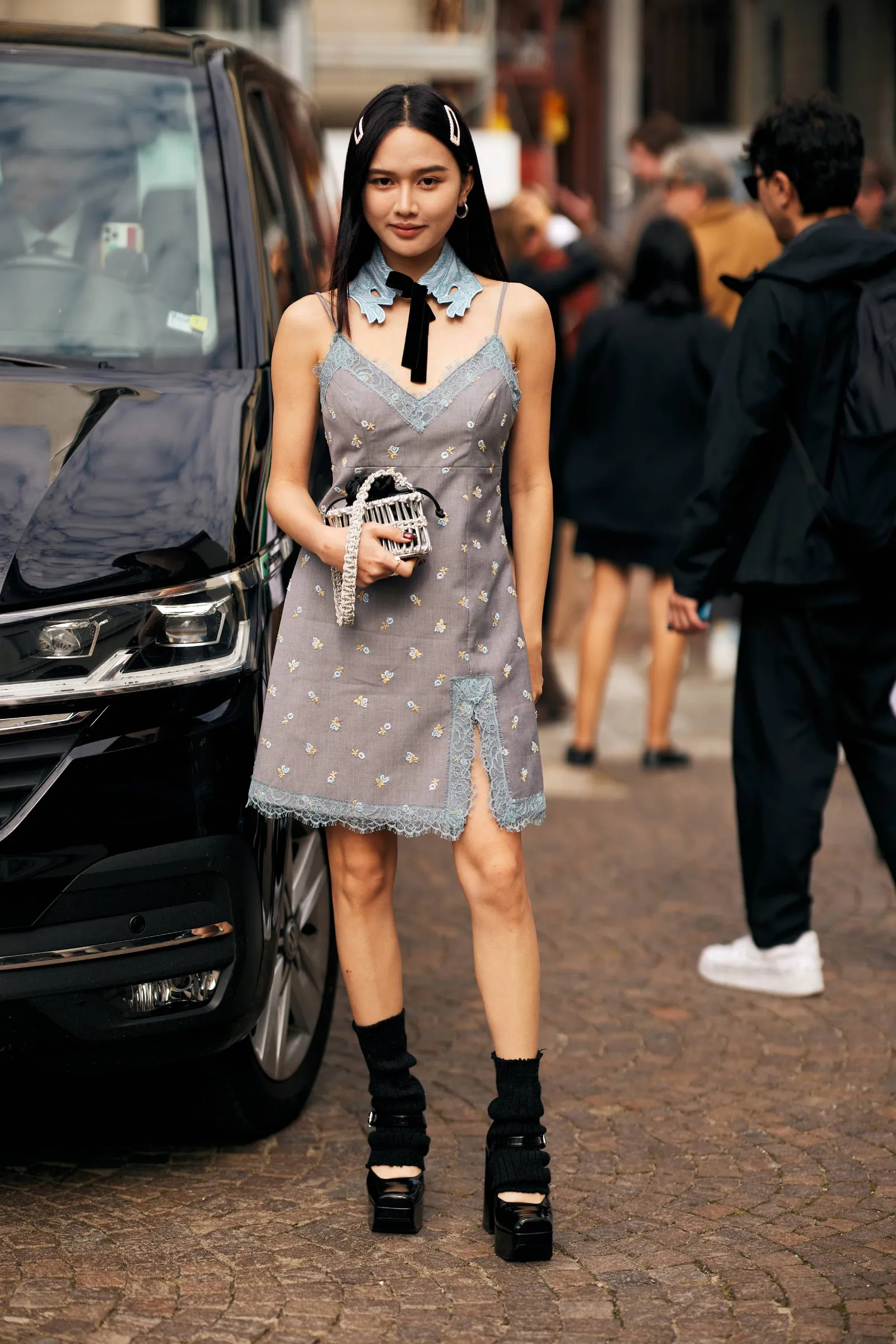 ڈینم اسکرٹس، سلپس... زیادہ خوبصورت ورژن کے ساتھ دوبارہ مقبول ہو گئے ہیں - تصویر 8۔ Váy denim, slip... trở lại thịnh hành với phiên bản trang nhã hơn- Ảnh 8.