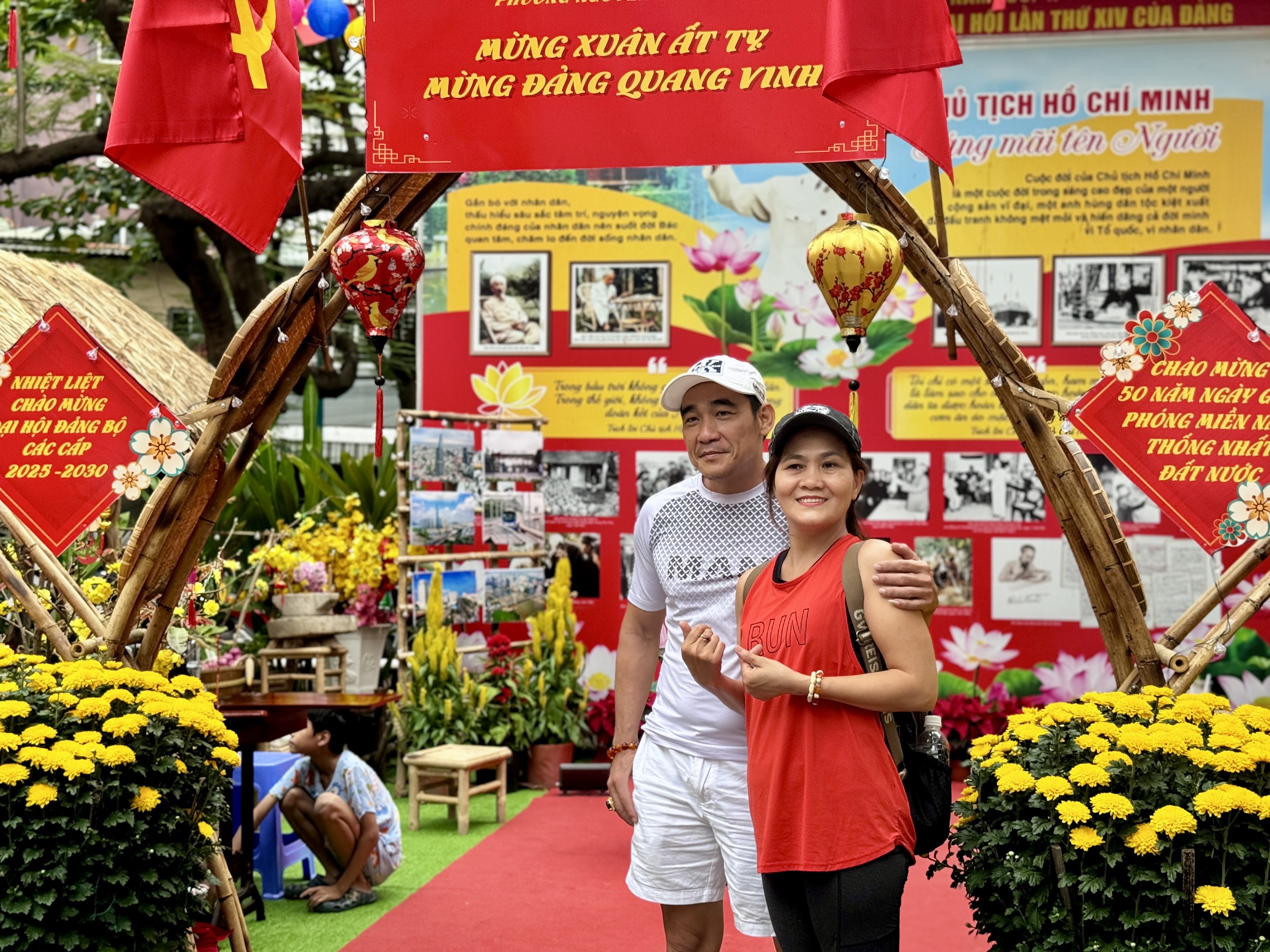 Chung cư TP.HCM ngày sát tết: Gói bánh chưng, cắt tóc miễn phí... trao yêu thương- Ảnh 9.