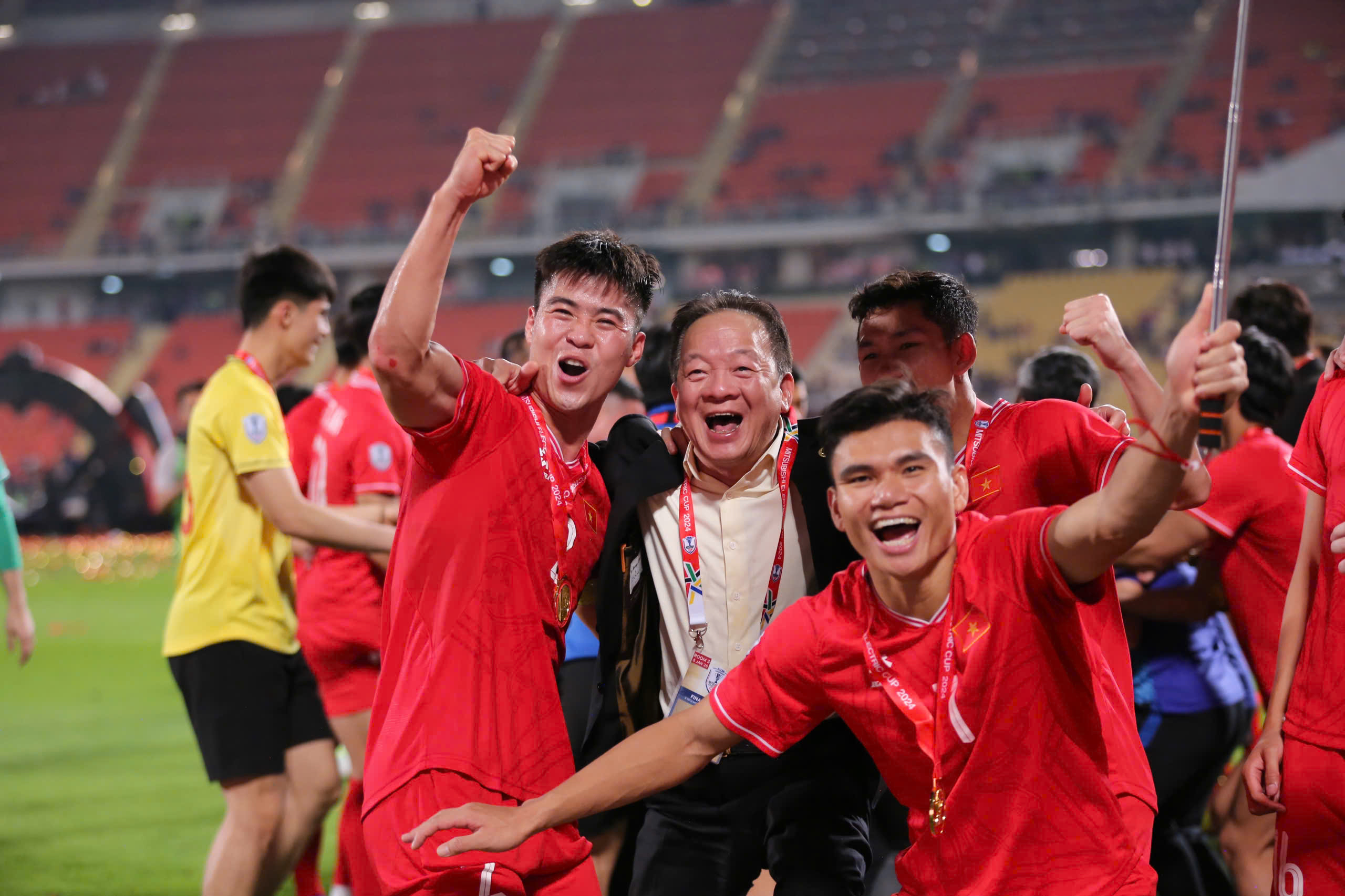 Bay Hien, Hanoi Kulübü oyuncularıyla kutlama yapıyor Bầu Hiển ăn mừng cùng các cầu thủ CLB Hà Nội