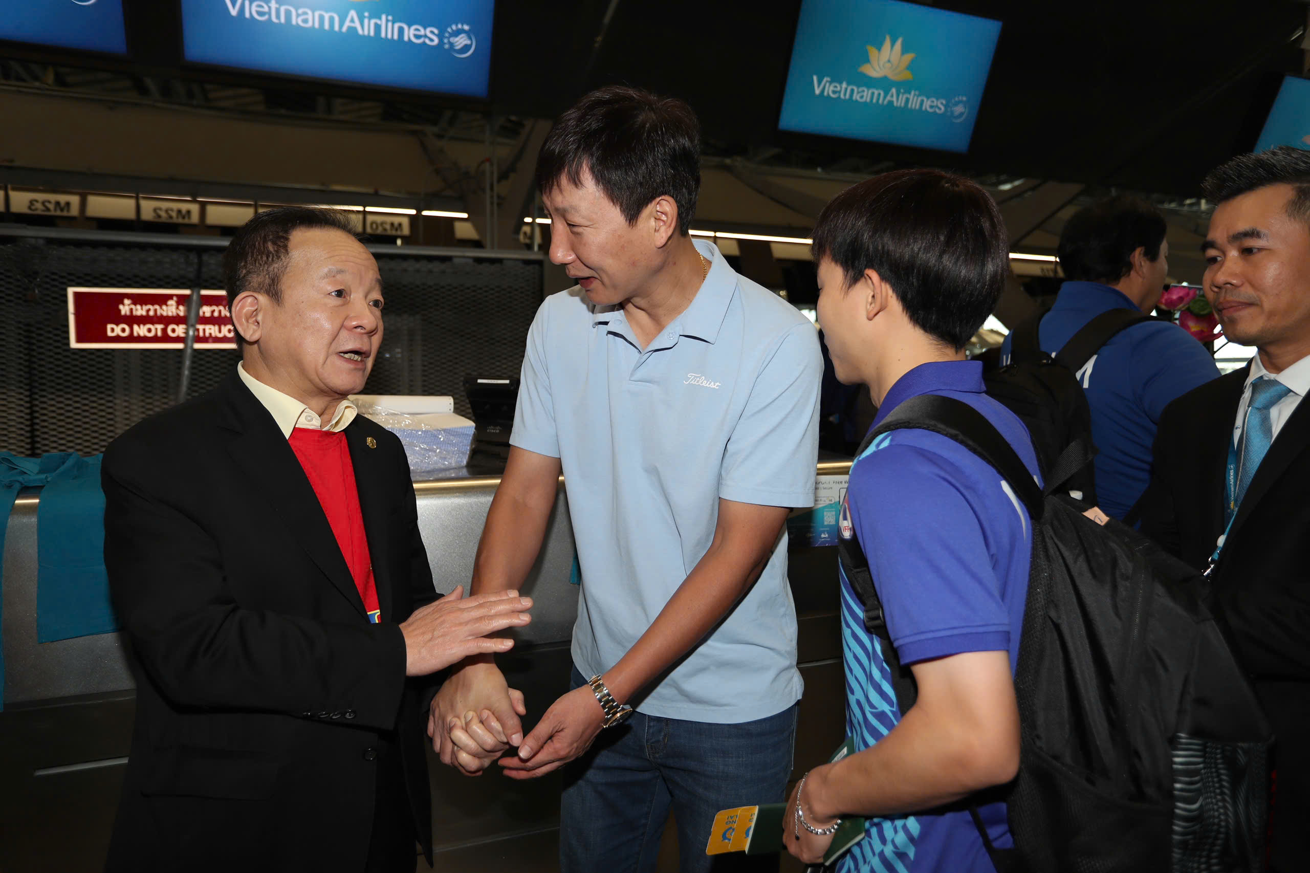Bay Hien, final maçından sonra havaalanına döndüğünde teknik direktör Kim Sang-sik'e teşekkür etti. Bầu Hiển nói lời cảm ơn với HLV Kim Sang-sik ở sân bay khi trở về sau trận chung kết