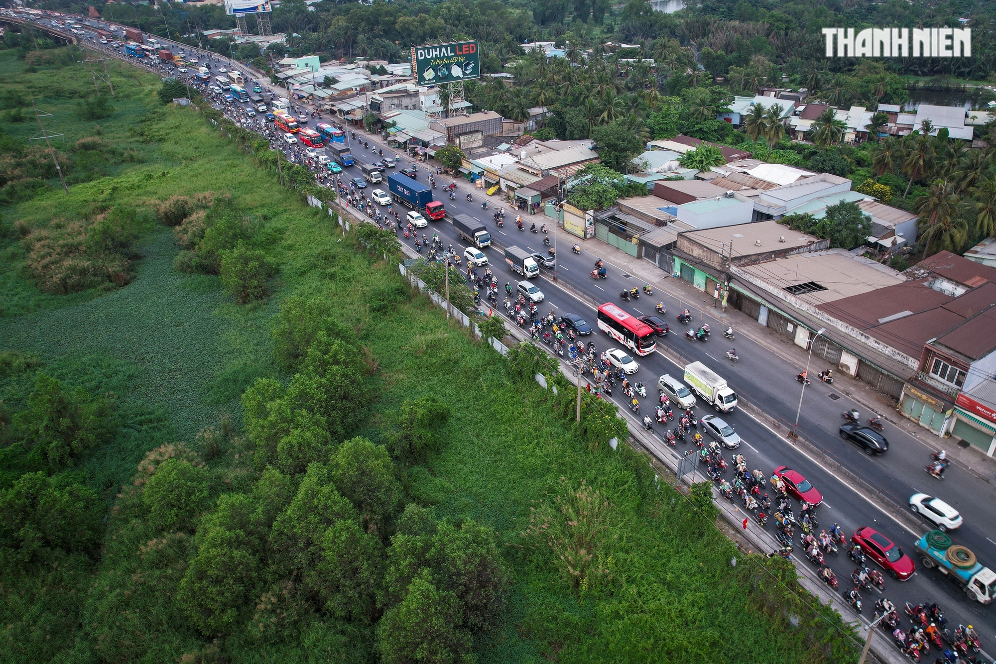 Người dân rời TP.HCM về quê ăn tết: Cửa ngõ phía tây ùn tắc- Ảnh 11.