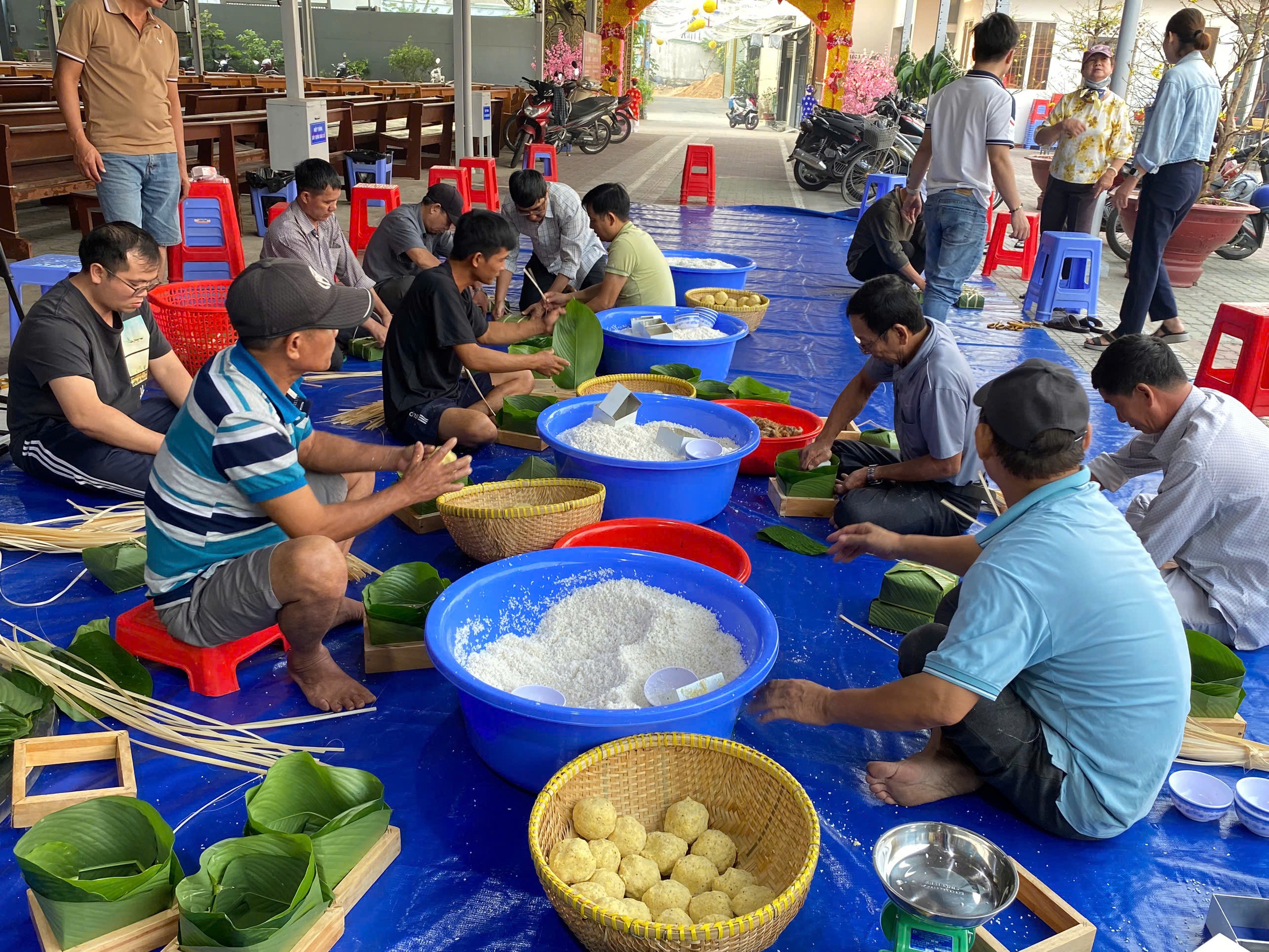 Người Công giáo ở TP.HCM cùng nhau gói bánh chưng, không khí tết tràn ngập nhà thờ- Ảnh 1.