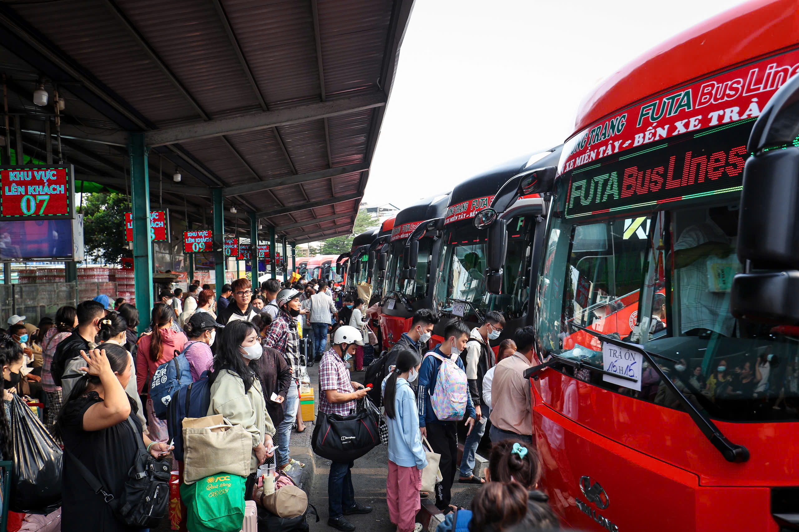 Chiều 25 tháng chạp: Dòng người ùn ùn rời TP.HCM về quê, sân bay kẹt cứng- Ảnh 5.