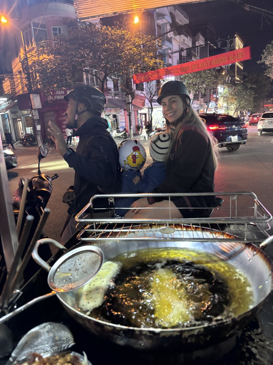 The image of Xuan Son's family buying fried banana cake is very hot on social networks