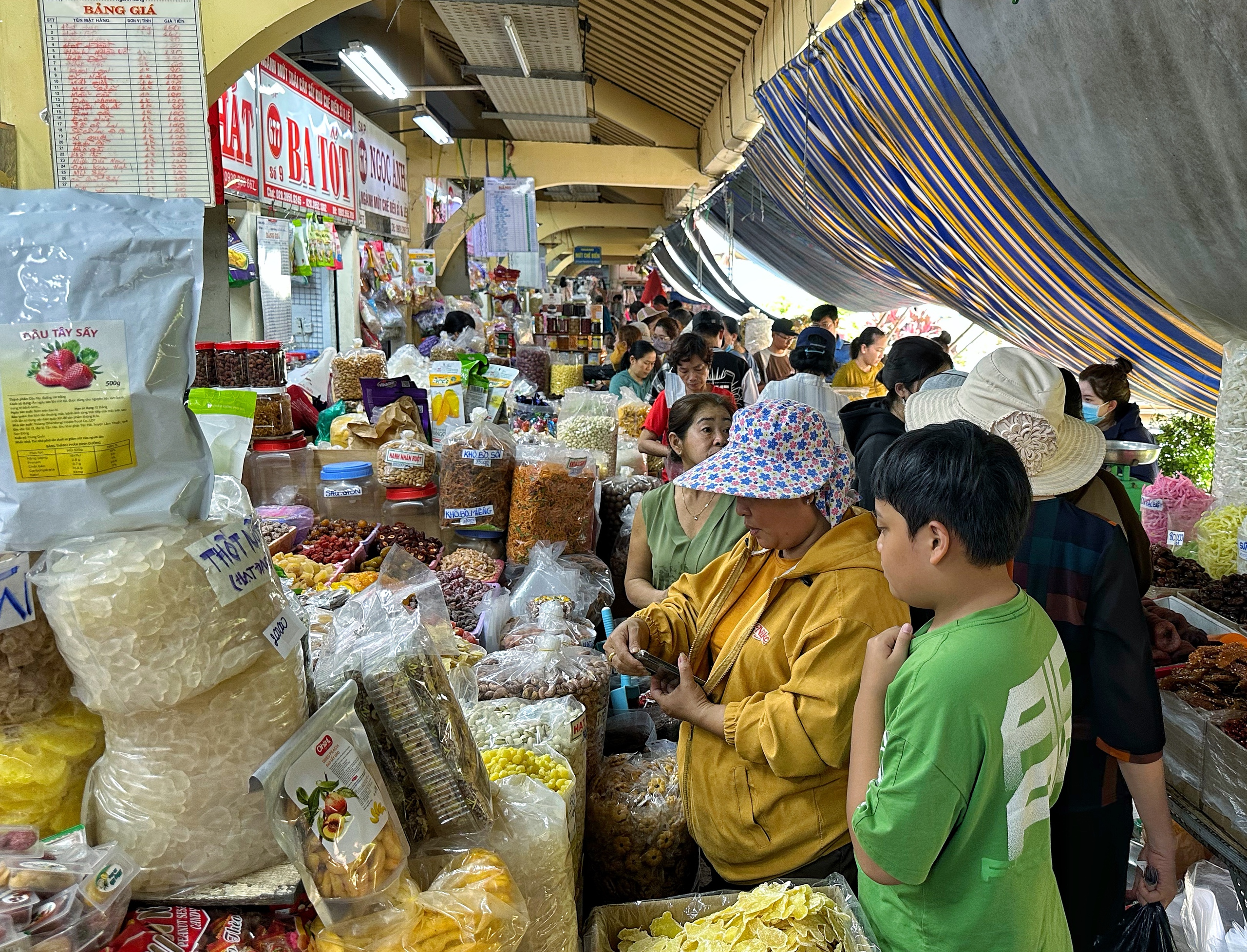 Trưa 25 tháng chạp: Chuyện lạ ở chợ Bình Tây khi hàng bánh kẹo 'không còn gì để bán'- Ảnh 4.