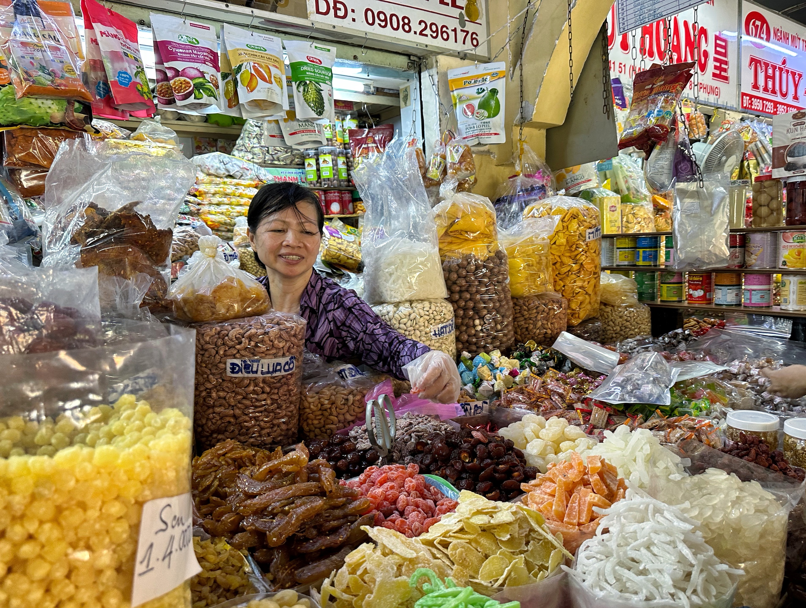 Trưa 25 tháng chạp: Chuyện lạ ở chợ Bình Tây khi hàng bánh kẹo 'không còn gì để bán'- Ảnh 5.