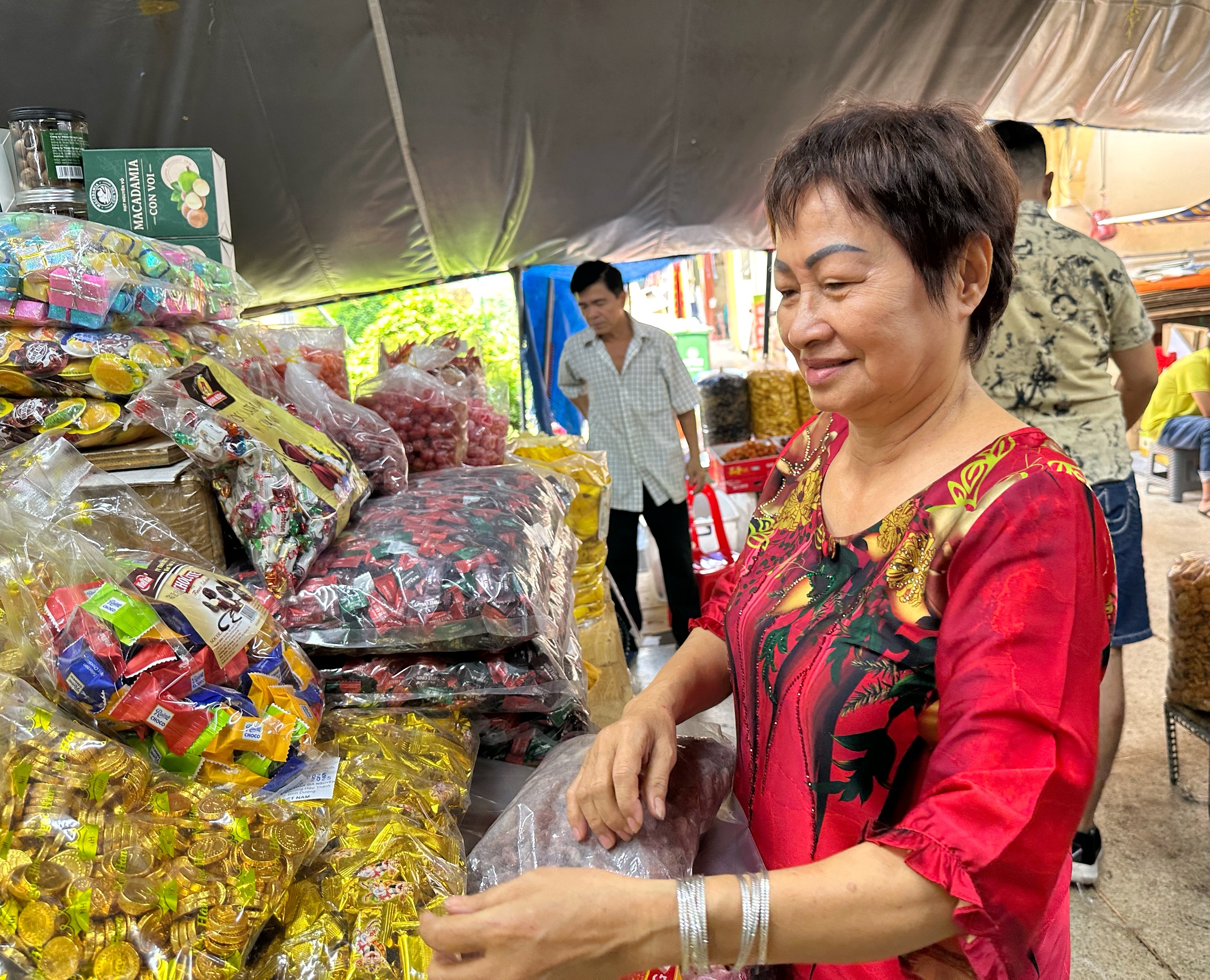 Trưa 25 tháng chạp: Chuyện lạ ở chợ Bình Tây khi hàng bánh kẹo 'không còn gì để bán'- Ảnh 3.