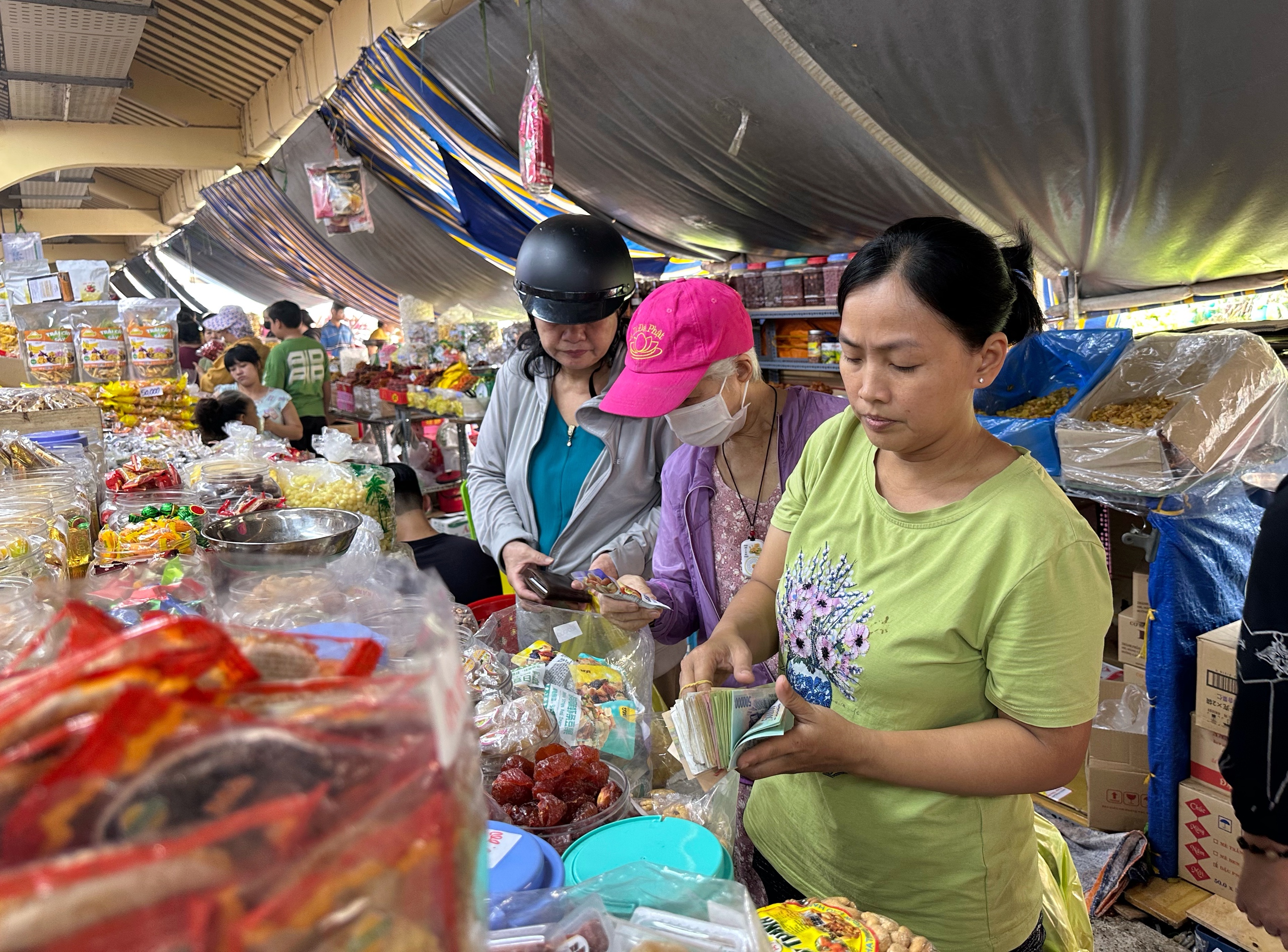 Trưa 25 tháng chạp: Chuyện lạ ở chợ Bình Tây khi hàng bánh kẹo 'không còn gì để bán'- Ảnh 6.