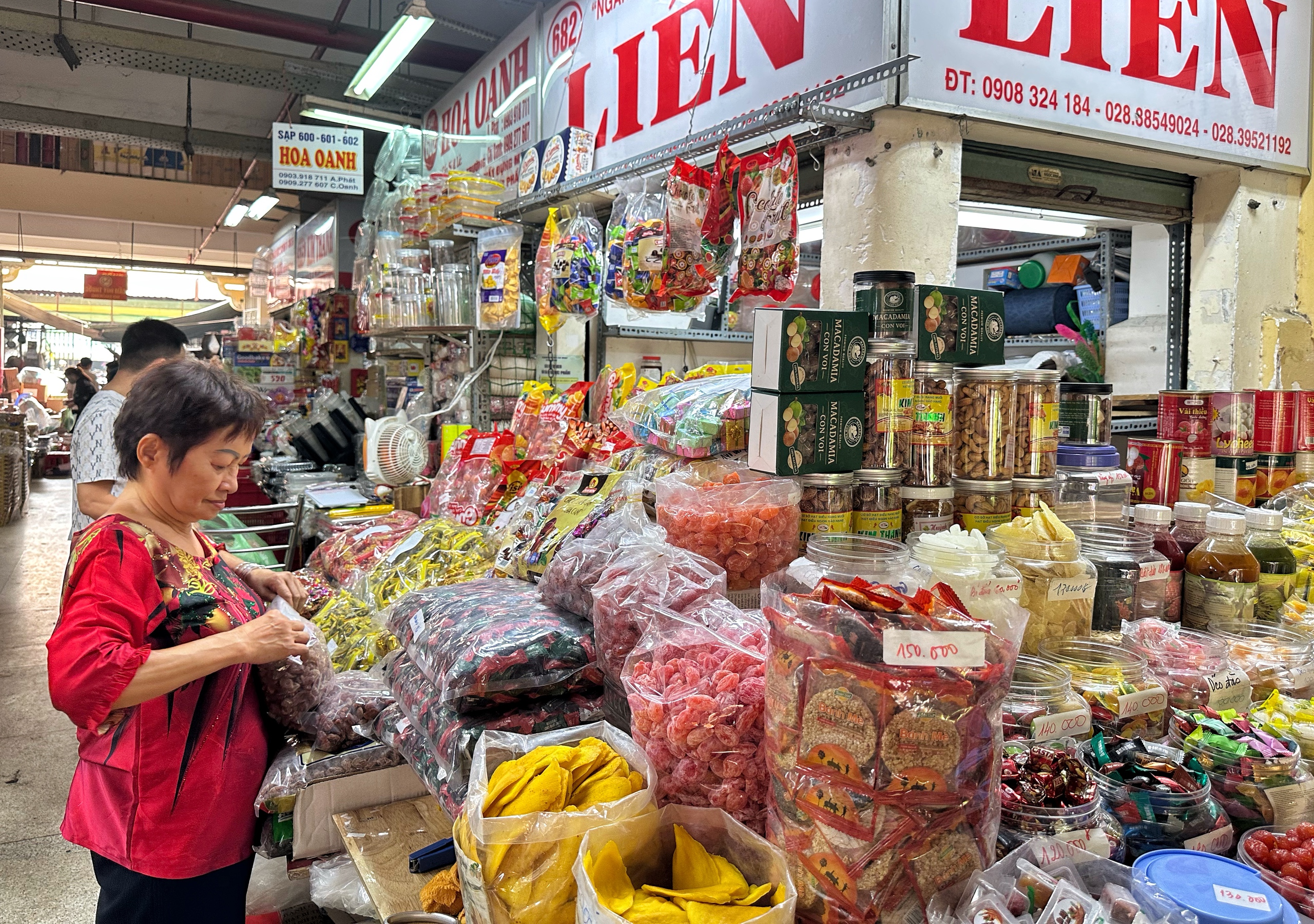 Trưa 25 tháng chạp: Chuyện lạ ở chợ Bình Tây khi hàng bánh kẹo 'không còn gì để bán'- Ảnh 2.