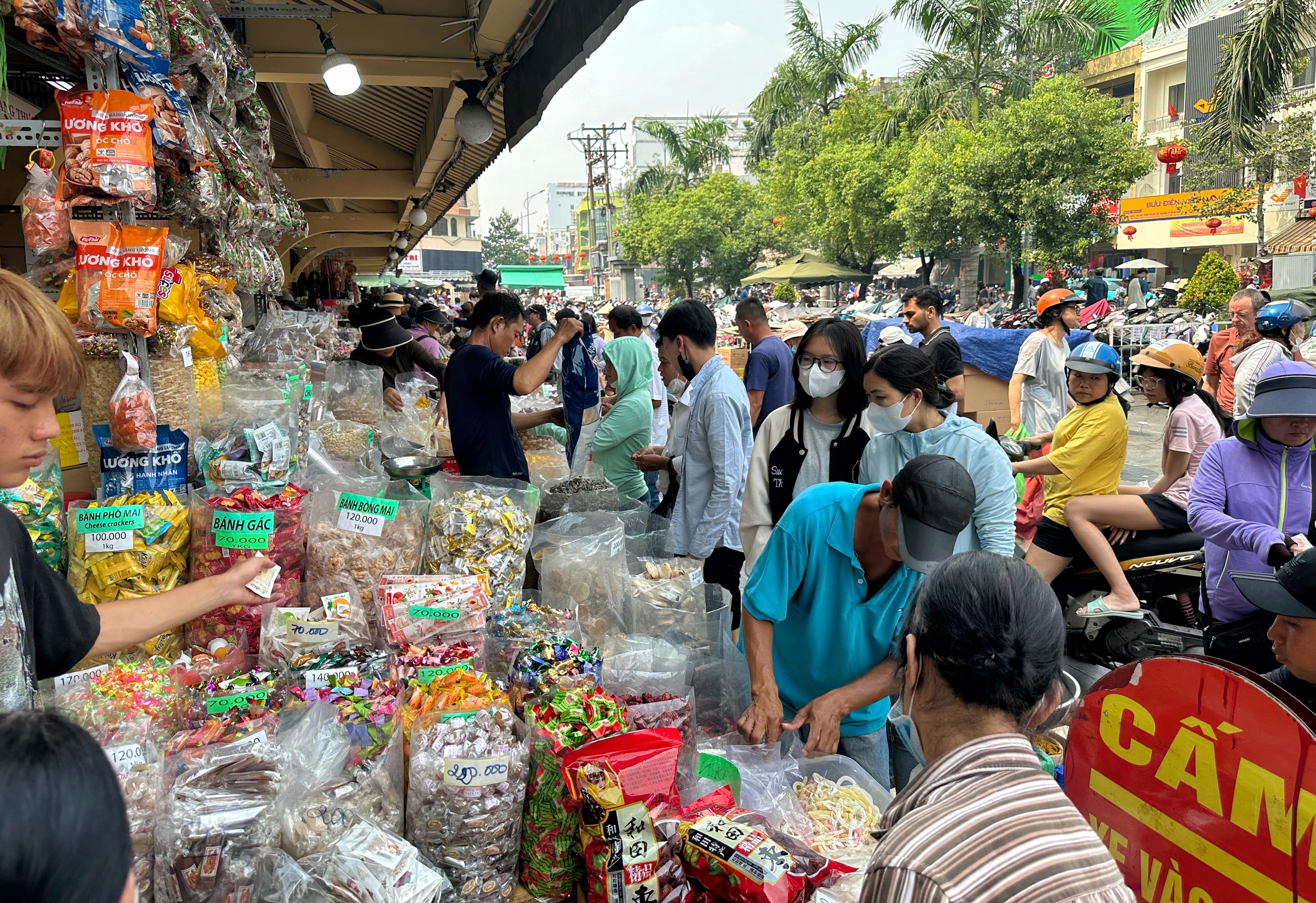 Trưa 25 tháng chạp: Chuyện lạ ở chợ Bình Tây khi hàng bánh kẹo 'không còn gì để bán'- Ảnh 9.