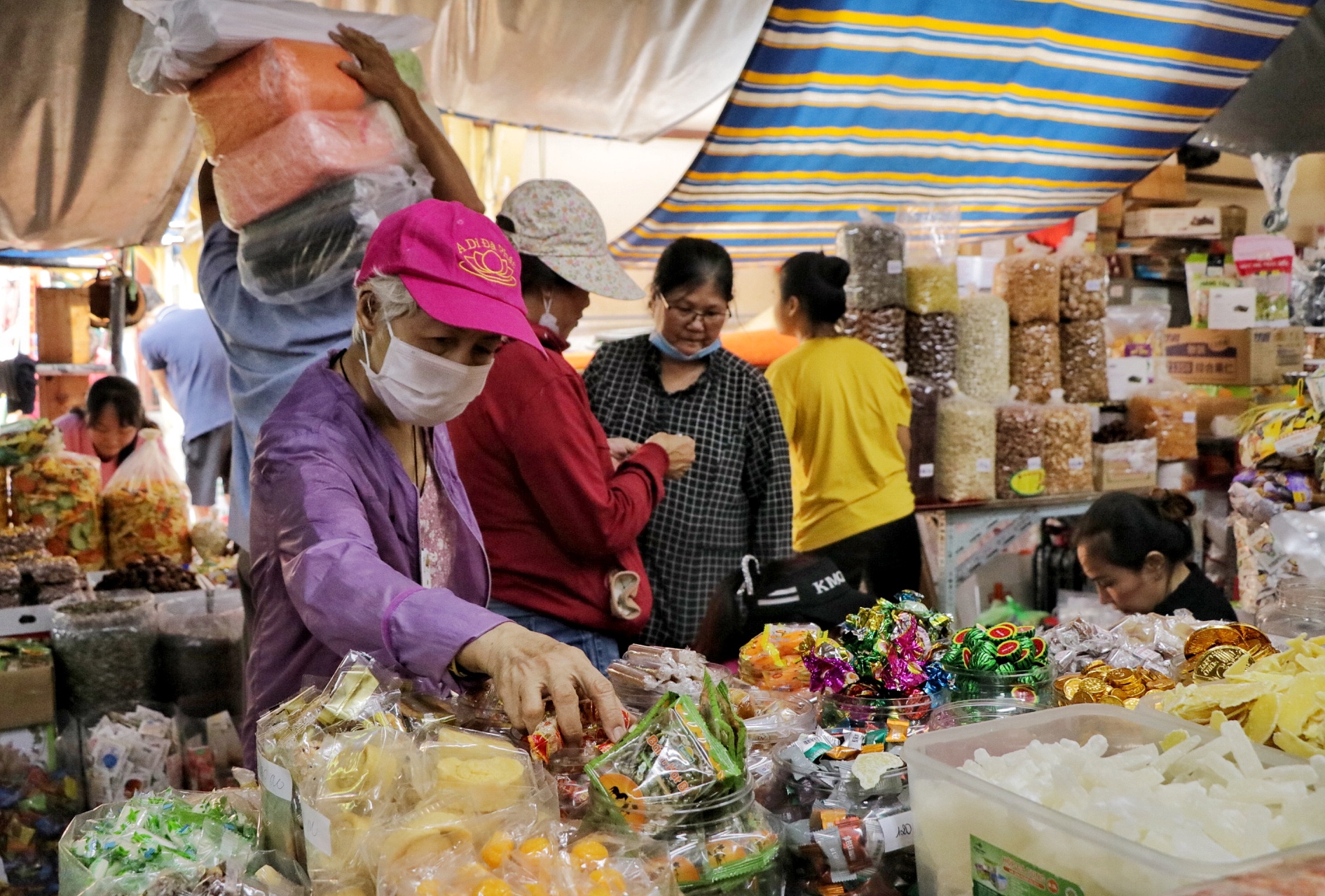 Trưa 25 tháng chạp: Chuyện lạ ở chợ Bình Tây khi hàng bánh kẹo 'không còn gì để bán'- Ảnh 7.