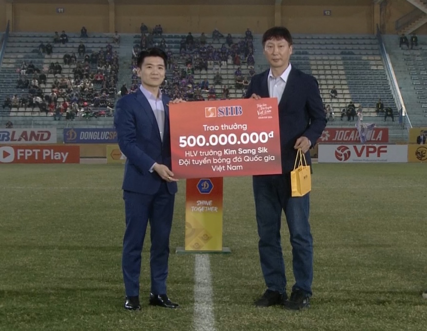 Mr. Hien awarded 1 billion VND to coach Kim Sang-sik and the coaching staff of the Vietnamese team - Photo 2.