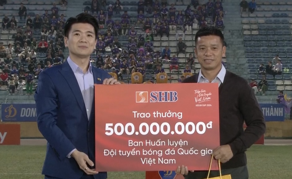 Mr. Hien awarded 1 billion VND to coach Kim Sang-sik and the coaching staff of the Vietnamese team - Photo 3.