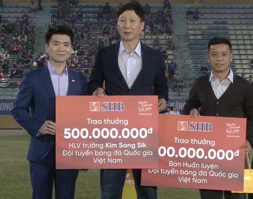 Mr. Hien awarded 1 billion VND to coach Kim Sang-sik and the coaching staff of the Vietnamese team - Photo 4.