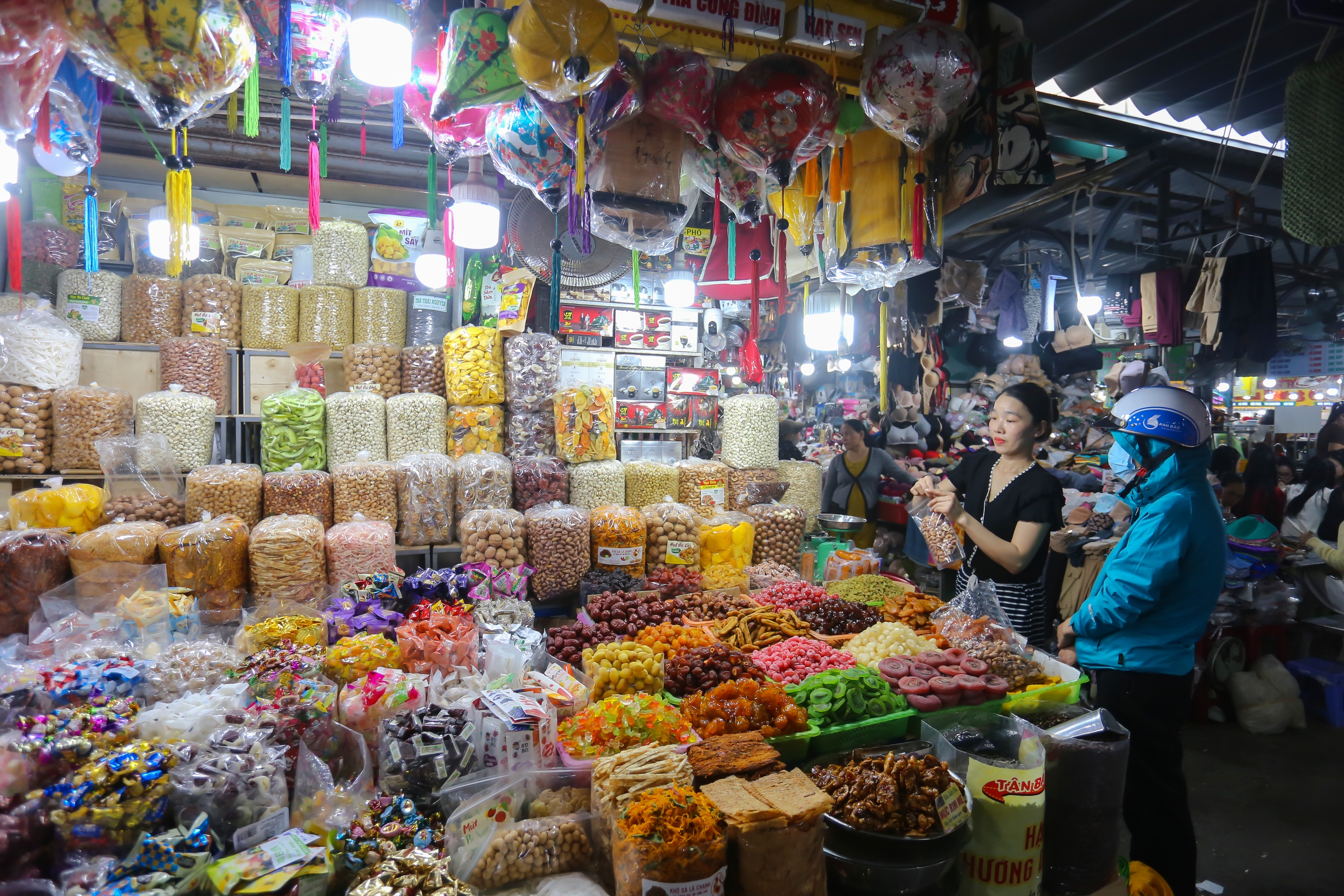 Ở khu chợ tết kh&ocirc;ng lo &lsquo;chặt ch&eacute;m&rsquo;, lại được thưởng nếu b&aacute;o tin bị h&eacute;t gi&aacute;- Ảnh 5.