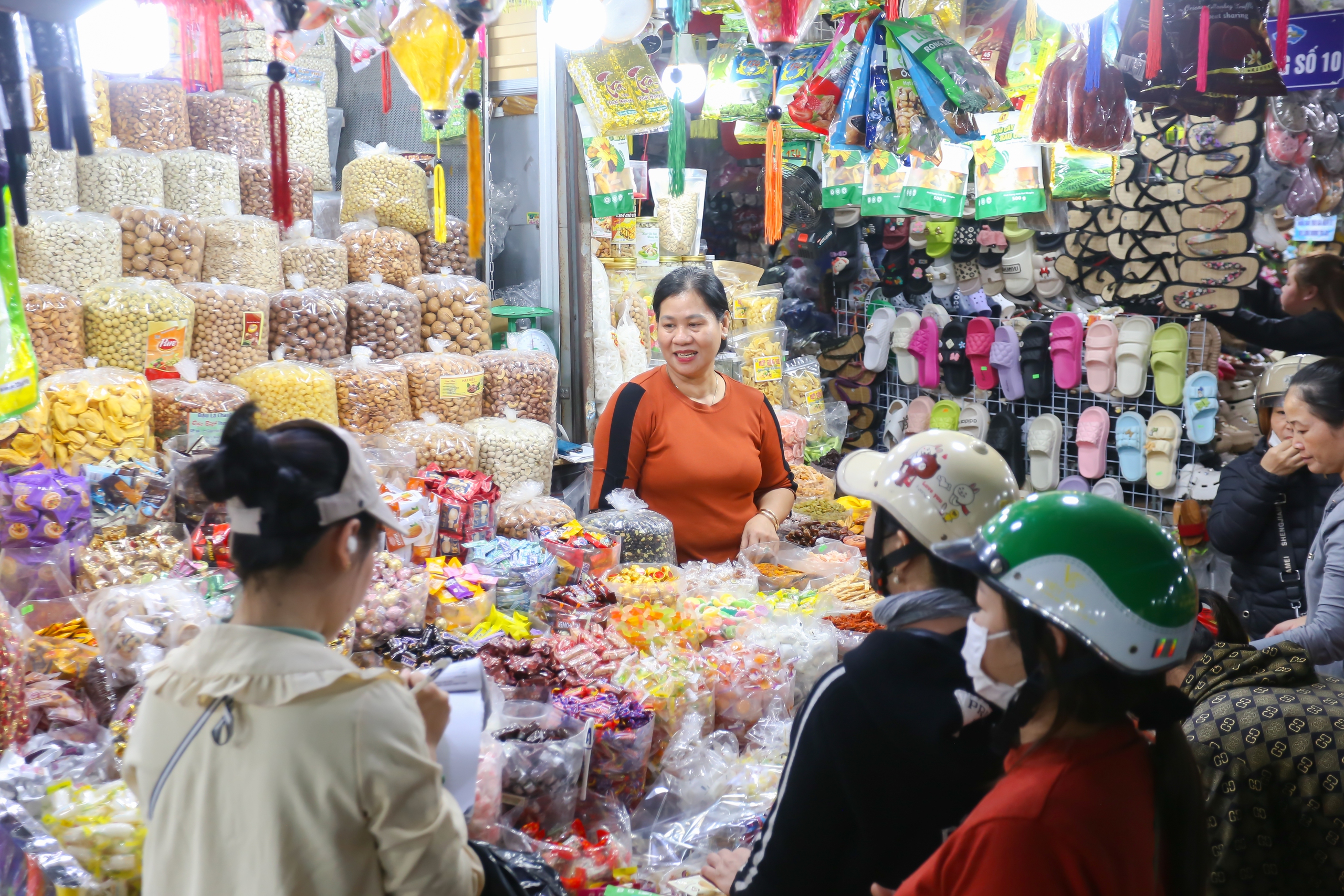 Ở khu chợ tết kh&ocirc;ng lo &lsquo;chặt ch&eacute;m&rsquo;, lại được thưởng nếu b&aacute;o tin bị h&eacute;t gi&aacute;- Ảnh 2.