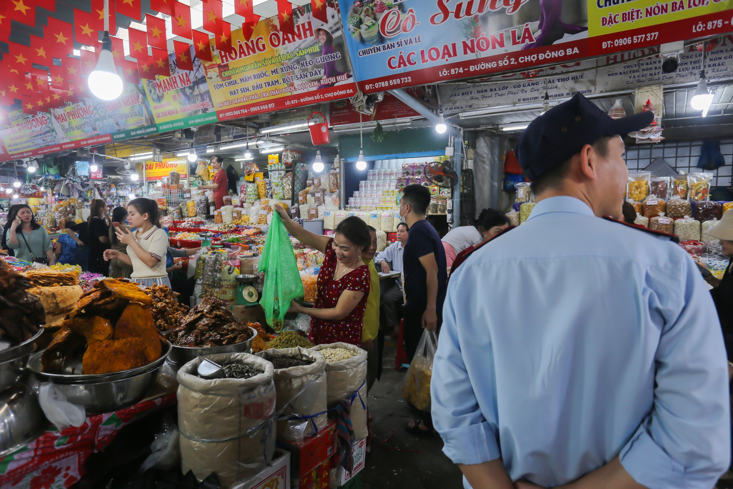 Ở khu chợ tết kh&ocirc;ng lo &lsquo;chặt ch&eacute;m&rsquo;, lại được thưởng nếu b&aacute;o tin bị h&eacute;t gi&aacute;- Ảnh 4.