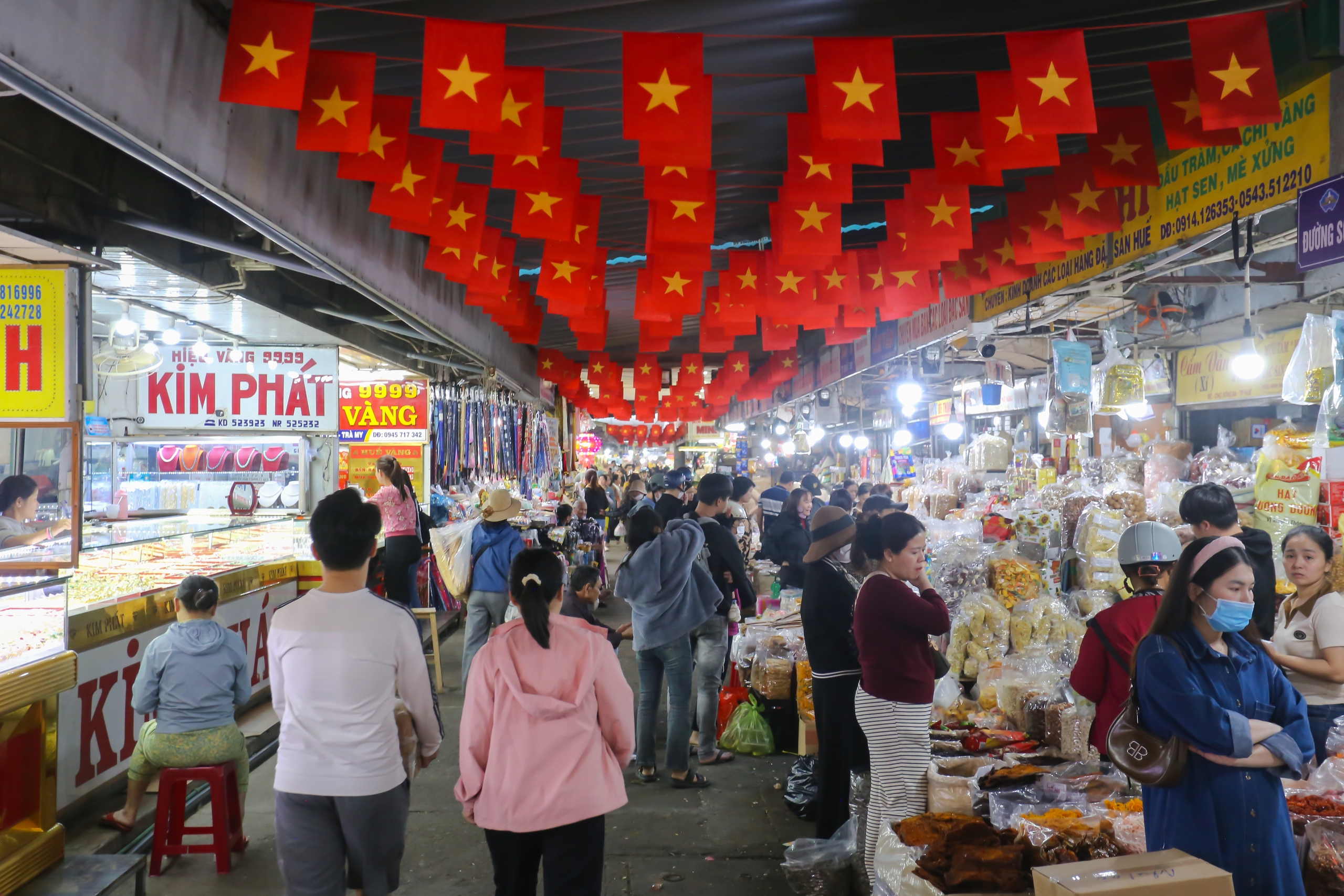 Ở khu chợ tết kh&ocirc;ng lo &lsquo;chặt ch&eacute;m&rsquo;, lại được thưởng nếu b&aacute;o tin bị h&eacute;t gi&aacute;- Ảnh 1.