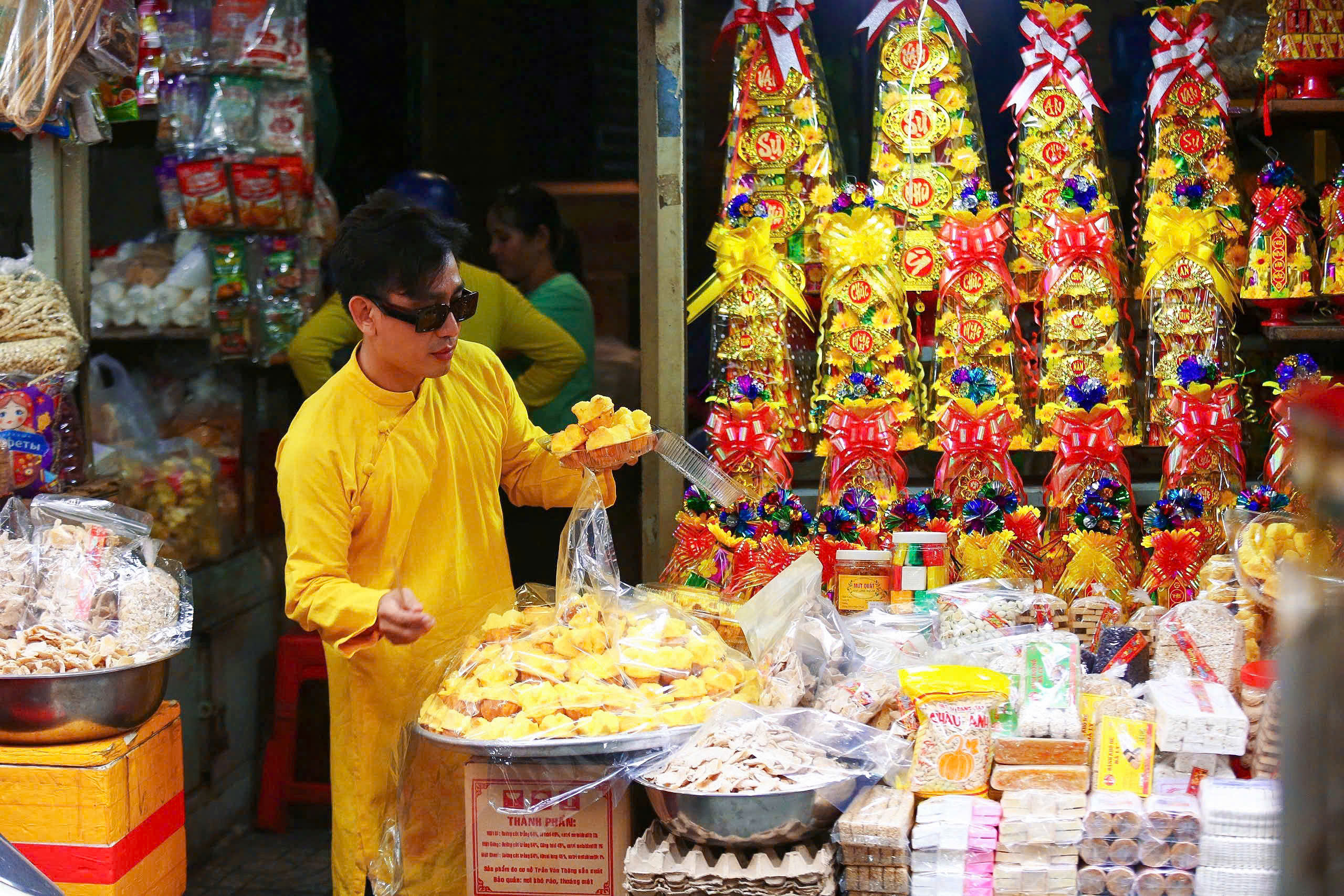 Thầy giáo gây sốt với bộ ảnh tết ngoài chợ lá dong, chợ Bà Hoa- Ảnh 8.