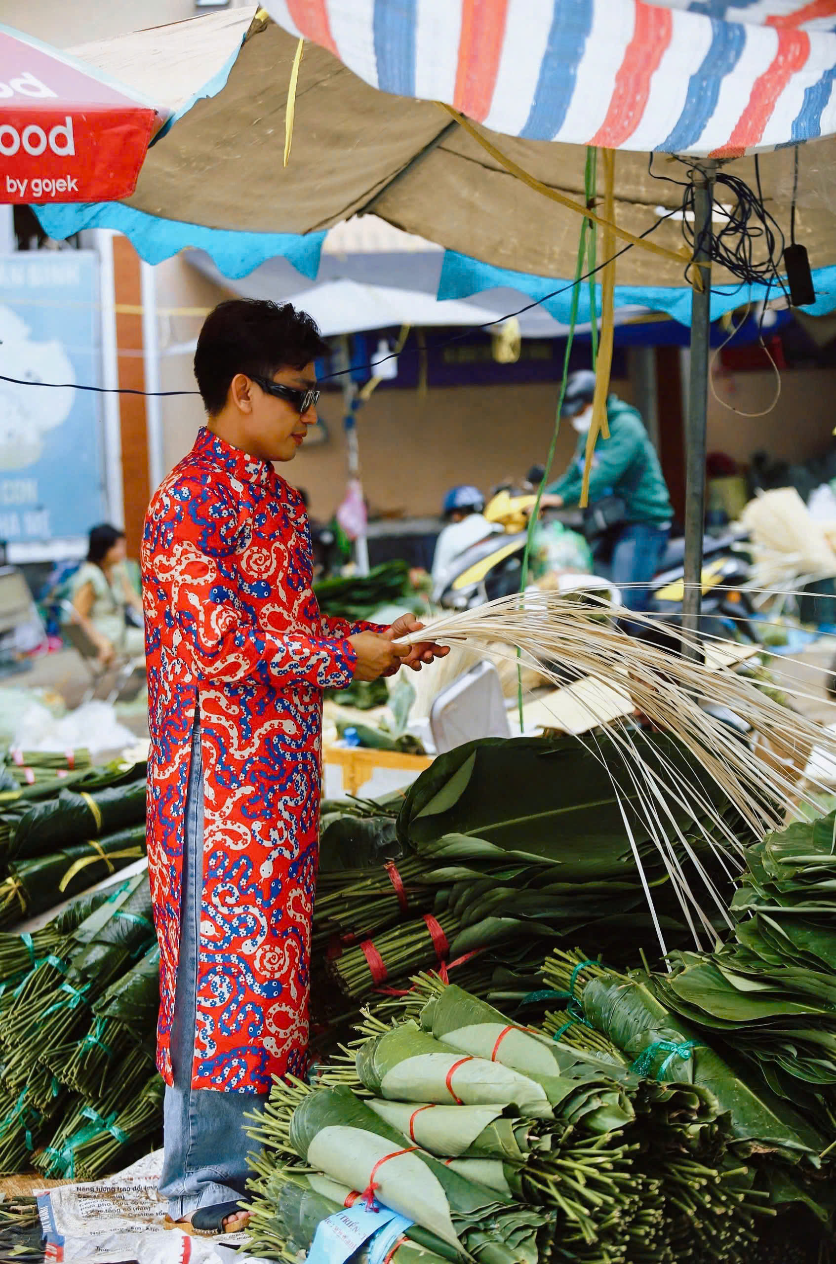 Thầy giáo gây sốt với bộ ảnh tết ngoài chợ lá dong, chợ Bà Hoa- Ảnh 5.