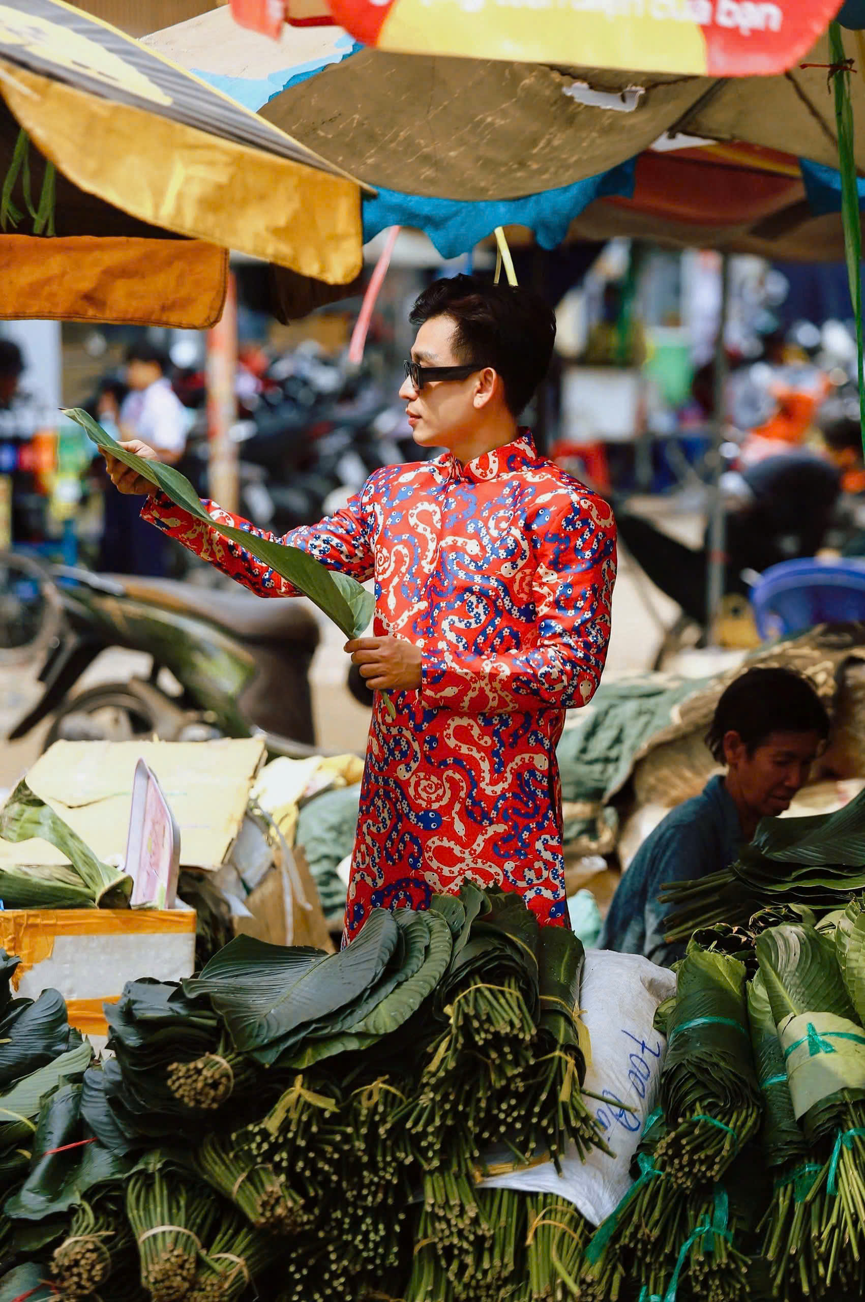 Thầy giáo gây sốt với bộ ảnh tết ngoài chợ lá dong, chợ Bà Hoa- Ảnh 4.