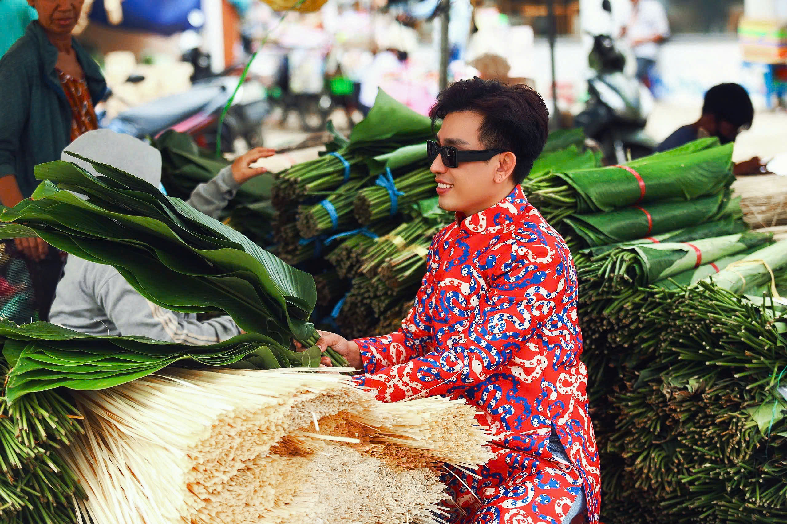 Thầy giáo gây sốt với bộ ảnh tết ngoài chợ lá dong, chợ Bà Hoa- Ảnh 1.