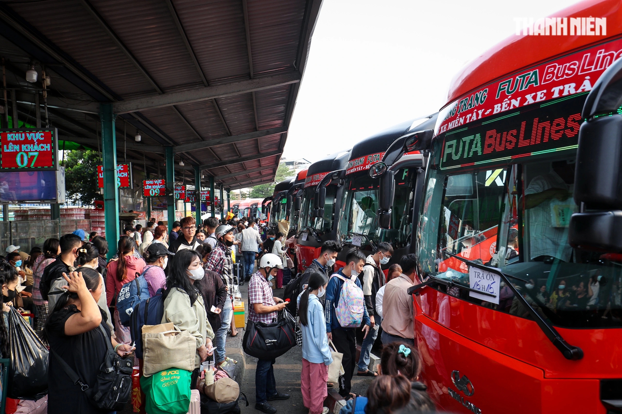 Người dân rời TP.HCM về quê ăn tết: Cửa ngõ phía tây ùn tắc- Ảnh 1.