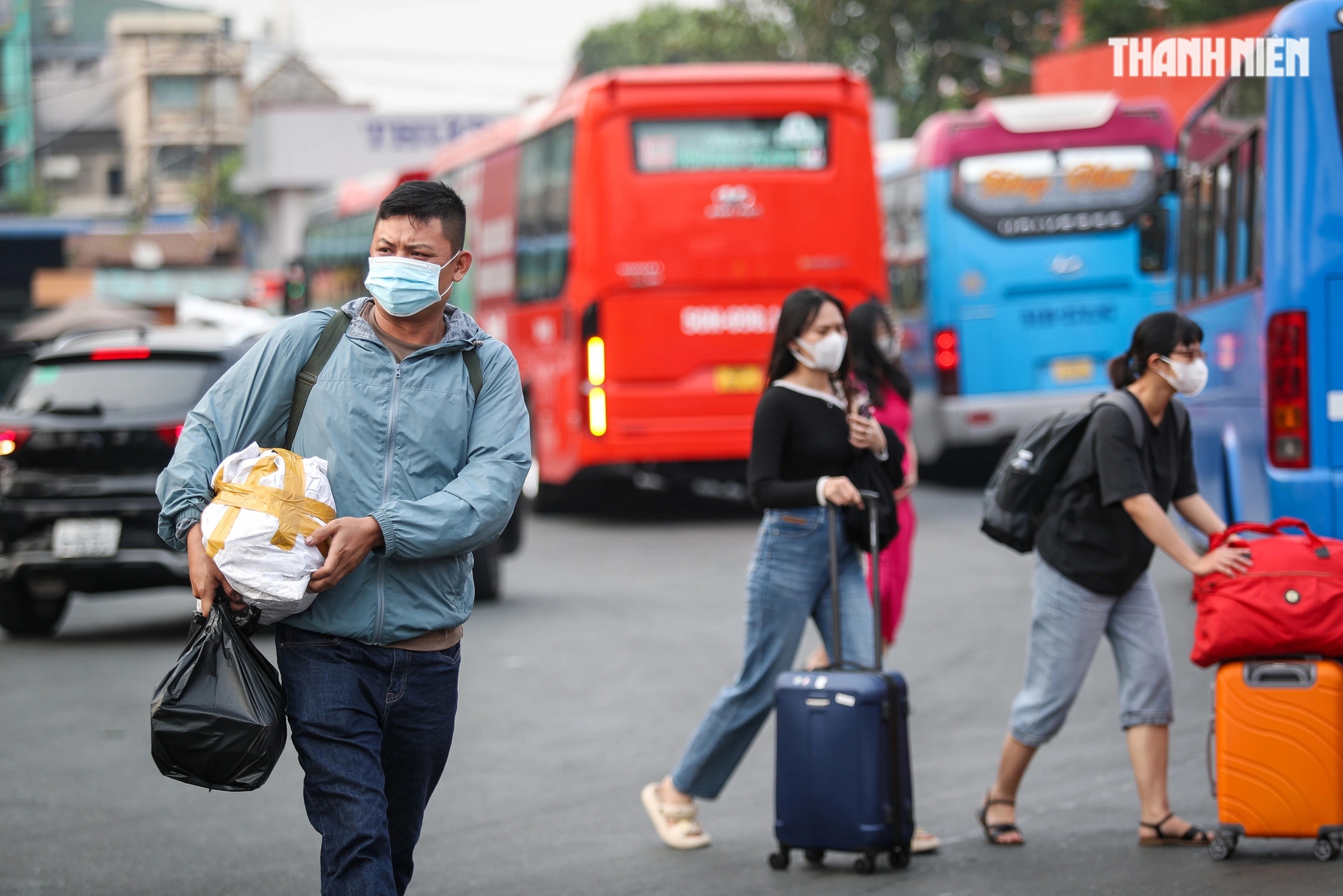 Người dân rời TP.HCM về quê ăn tết: Cửa ngõ phía tây ùn tắc- Ảnh 3.