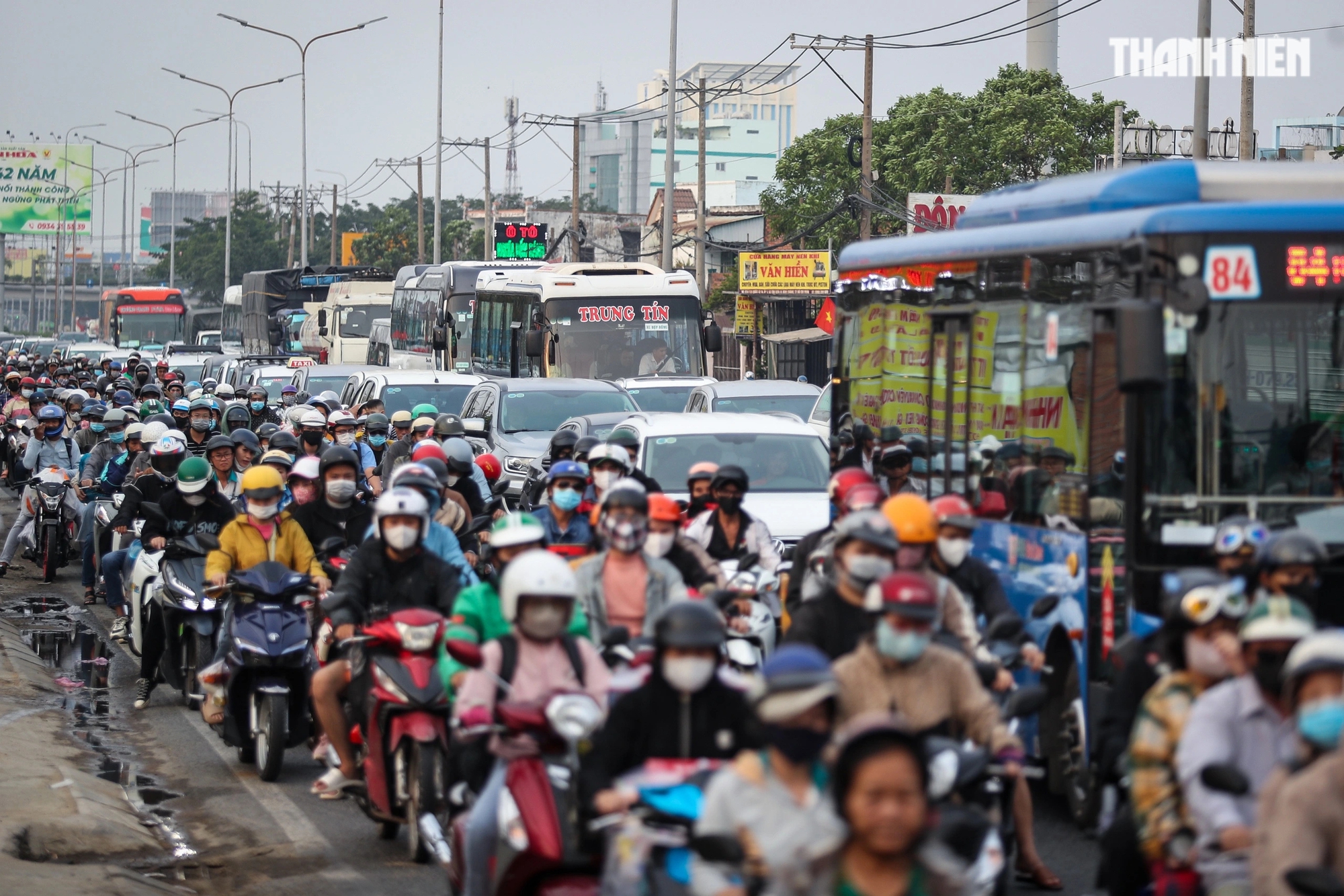 Người dân rời TP.HCM về quê ăn tết: Cửa ngõ phía tây ùn tắc- Ảnh 6.